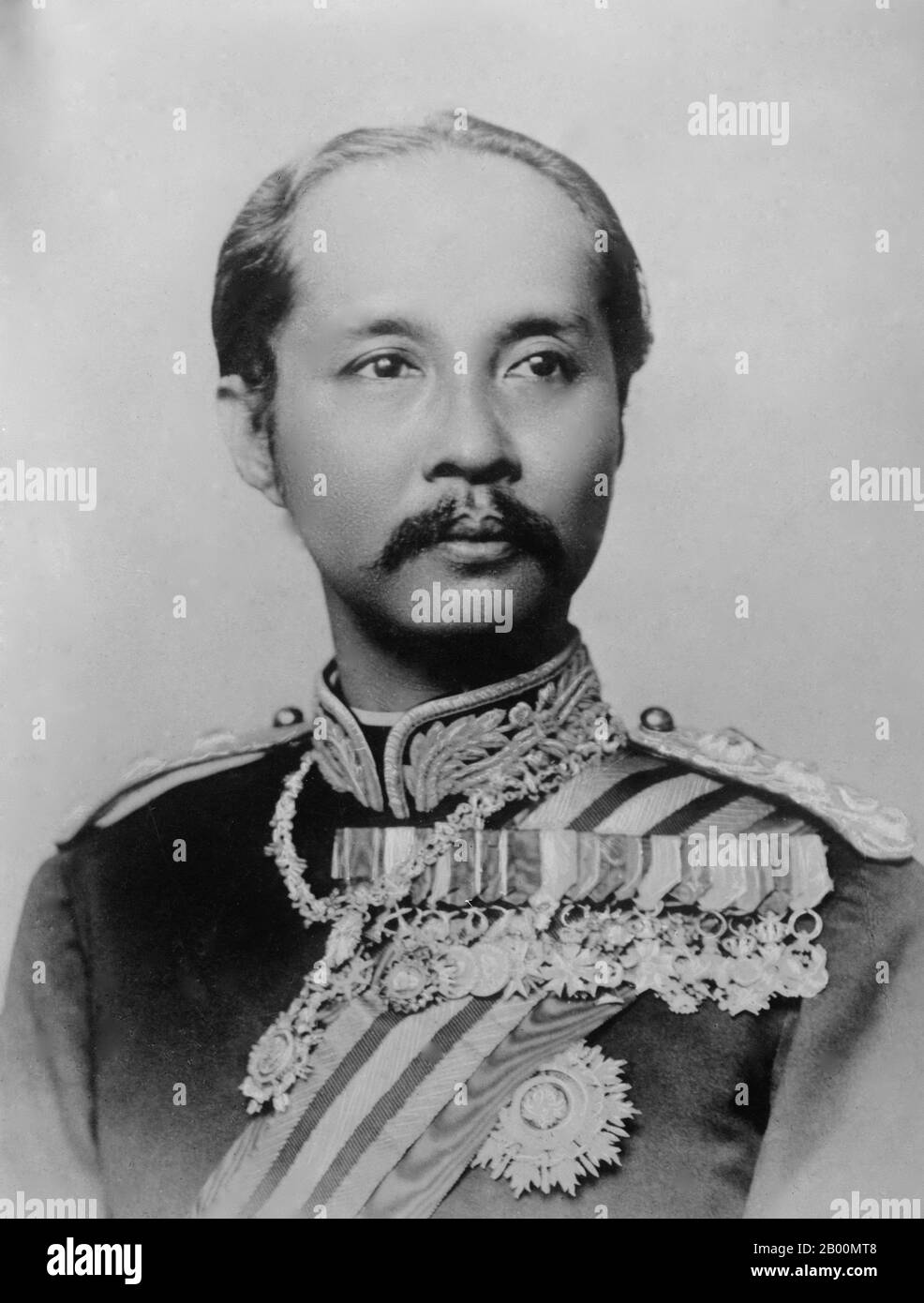 Thailandia: Re Rama V, Chulalongkorn (1 ottobre 1868 – 23 ottobre 1910), quinto monarca della dinastia Chakri. Phra Bat Somdet Phra Poramintharamaha Chulalongkorn Phra Chunla Chom Klao Chao Yu Hua, o Rama V (20 settembre 1853 – 23 ottobre 1910), è stato il quinto monarca del Siam sotto la Casa di Chakri. È considerato uno dei più grandi re del Siam. Il suo regno fu caratterizzato dalla modernizzazione del Siam, da immense riforme governative e sociali, e da cessioni territoriali all'Impero britannico e all'Indochina francese. Chulalongkorn, attraverso le sue politiche, riuscì a salvare il Siam dal colonizzare. Foto Stock