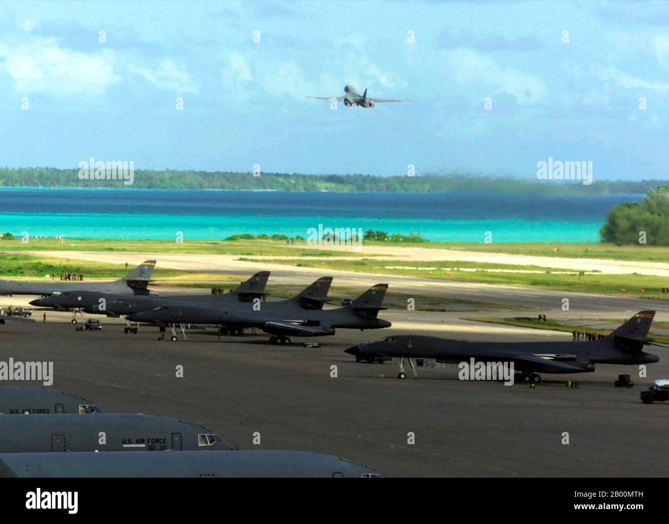 BIOT (territorio britannico dell'Oceano Indiano): USAF Bombers B-1 alla base aerea di Diego Garcia. Il territorio britannico dell'Oceano Indiano (BIOT) o le isole Chagos (precedentemente le isole del petrolio) è un territorio d'oltremare del Regno Unito situato nell'Oceano Indiano, a metà strada fra l'Africa e l'Indonesia. Il territorio comprende un gruppo di sette atolli che comprende più di 60 isole singole, situate a circa 500 chilometri (310 miglia) a sud dell'arcipelago delle Maldive. L'isola più grande è Diego Garcia (area 44 km quadrati), il sito di una struttura militare congiunta del Regno Unito e degli Stati Uniti. Foto Stock