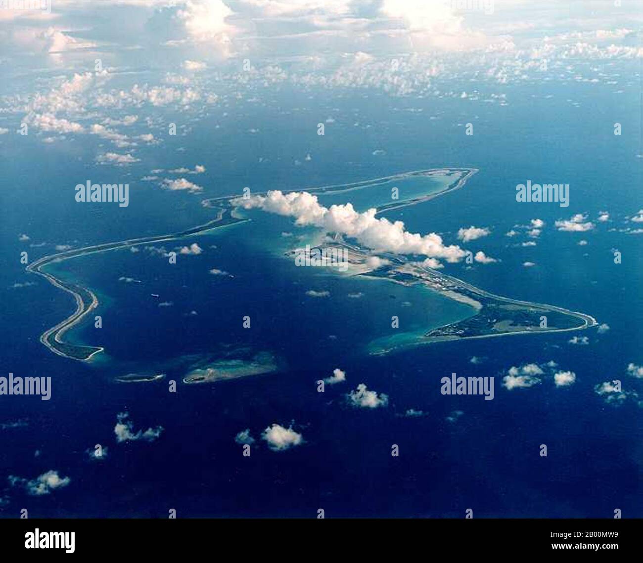 BIOT (territorio britannico dell'Oceano Indiano): Base di Diego Garcia. Il territorio britannico dell'Oceano Indiano (BIOT) o delle Isole Chagos (ex Isole del petrolio) è un territorio d'oltremare del Regno Unito situato nell'Oceano Indiano, a metà strada tra l'Africa e l'Indonesia. Il territorio comprende un gruppo di sette atolli che comprende più di 60 singole isole, situate a circa 500 chilometri (310 miglia) a sud dell'arcipelago delle Maldive. L'isola più grande è Diego Garcia (area 44 km quadrati), il sito di una struttura militare congiunta del Regno Unito e degli Stati Uniti. Foto Stock