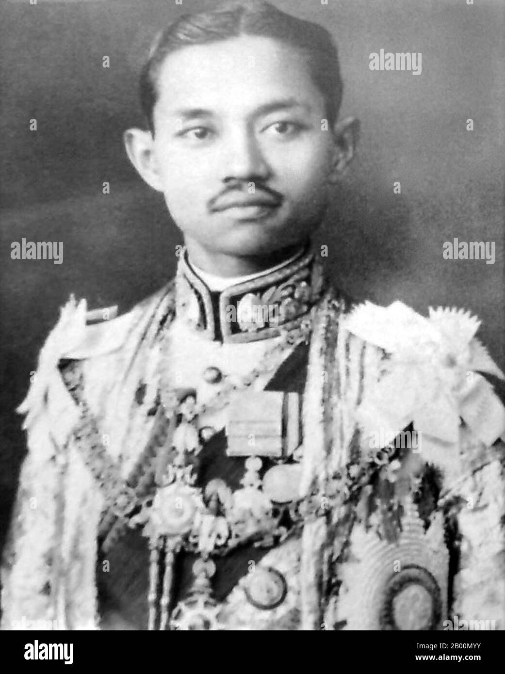 Thailandia: Re Prajadhipok o Rama VII (1925-35). Phra Bat Somdet Phra Poramintharamaha Prajadhipok Phra Pok Klao Chao Yu Hua o Rama VII (8 novembre 1893-30 maggio 1941) è stato il settimo monarca del Siam sotto la Casa di Chakri. Fu l'ultimo monarca assoluto e il primo monarca costituzionale del paese. Il suo regno fu un periodo turbolento per il Siam a causa di enormi cambiamenti politici e sociali durante la Rivoluzione del 1932. Fu anche l'unico monarca siamese ad abdicare. Foto Stock