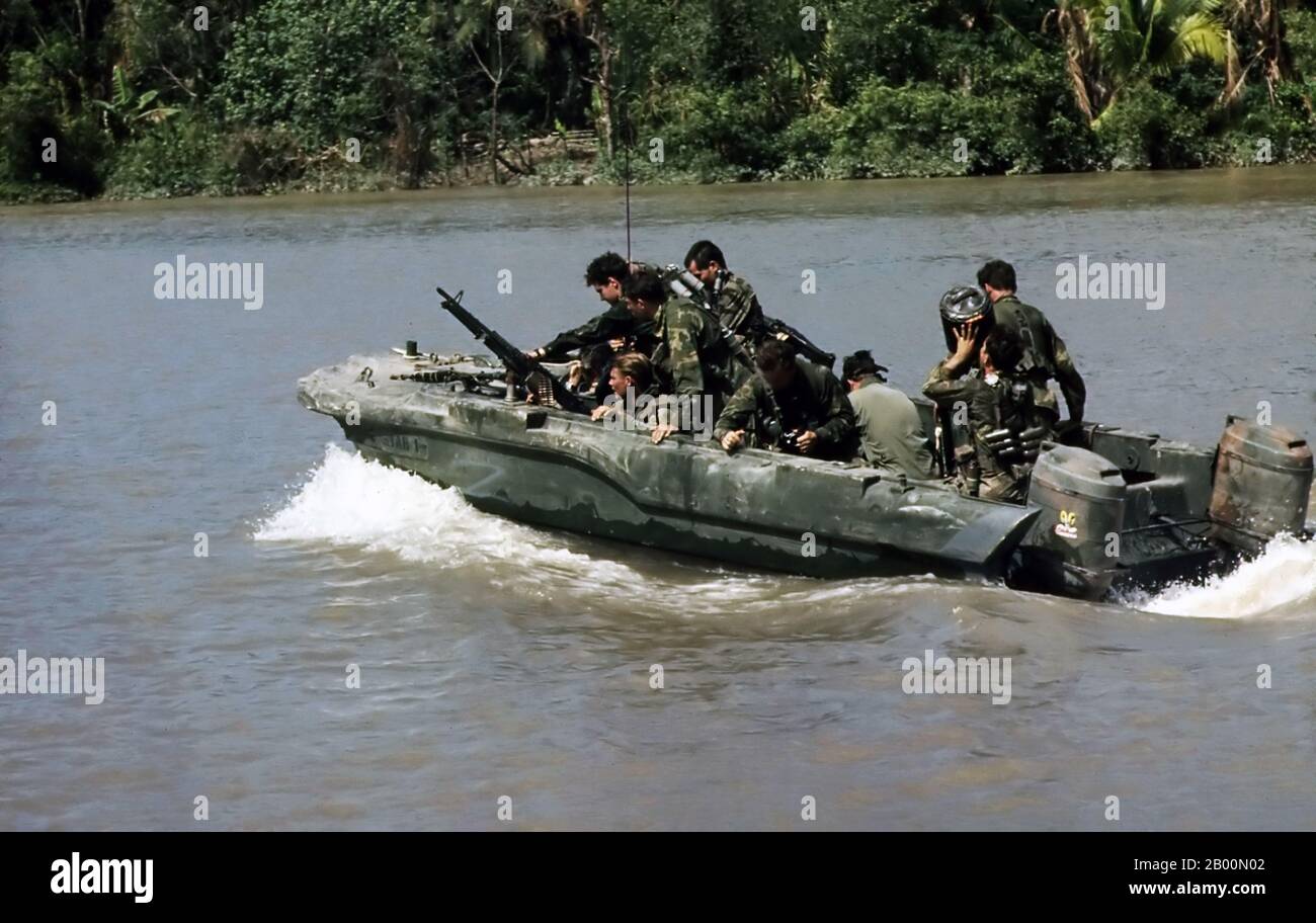 Vietnam: I membri della squadra del sigillo della marina degli Stati Uniti uno si muovono giù il fiume Bassac in una barca di assalto della squadra del sigillo (STAB) durante le operazioni lungo il fiume a sud di Saigon, novembre 1967. La seconda Guerra Indocina, nota in America come Guerra del Vietnam, fu un conflitto militare dell'epoca della Guerra fredda che si verificò in Vietnam, Laos e Cambogia dal 1° novembre 1955 alla caduta di Saigon il 30 aprile 1975. Questa guerra seguì la prima guerra dell'Indocina e fu combattuta tra il Vietnam del Nord, sostenuto dai suoi alleati comunisti, e il governo del Vietnam del Sud, sostenuto dagli Stati Uniti e da altre nazioni anticomuniste. Foto Stock