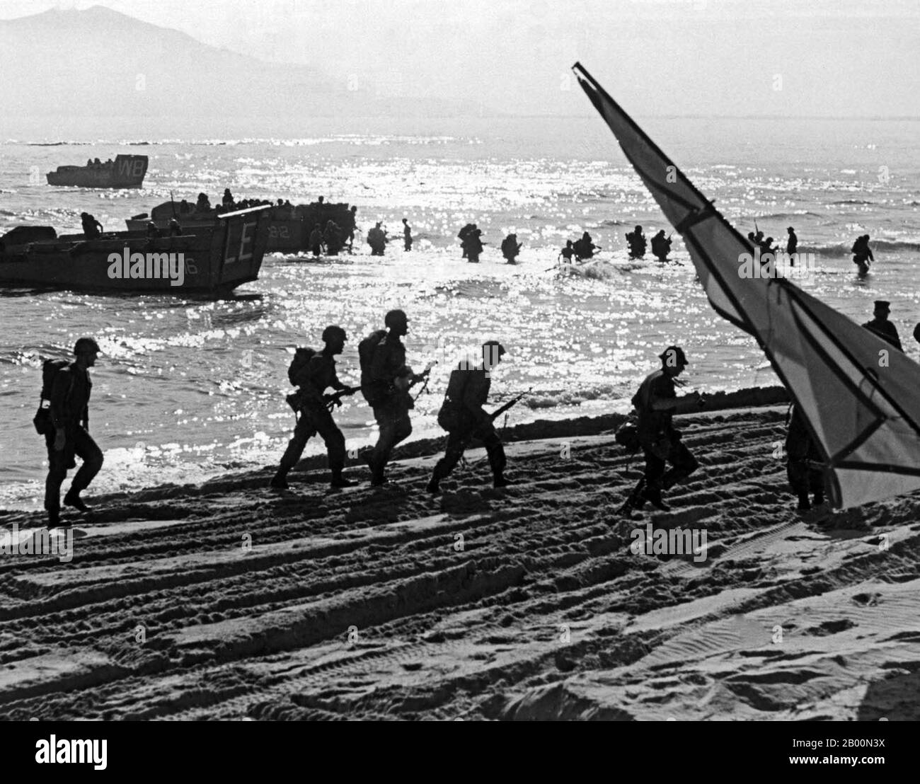 Vietnam: I primi marines statunitensi si sbarcano vicino alla base aerea di da Nang, Vietnam del Sud, 1965. La seconda Guerra Indocina, nota in America come Guerra del Vietnam, fu un conflitto militare dell'epoca della Guerra fredda che si verificò in Vietnam, Laos e Cambogia dal 1° novembre 1955 alla caduta di Saigon il 30 aprile 1975. Questa guerra seguì la prima guerra dell'Indocina e fu combattuta tra il Vietnam del Nord, sostenuto dai suoi alleati comunisti, e il governo del Vietnam del Sud, sostenuto dagli Stati Uniti e da altre nazioni anticomuniste. Il governo degli Stati Uniti considerava il coinvolgimento nella guerra come un modo per impedire un'acquisizione comunista. Foto Stock