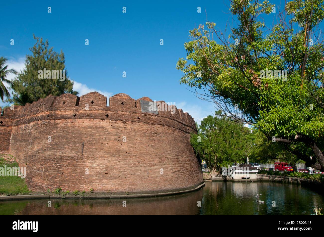 Thailandia: KU Ruang Bastion e il fossato occidentale della Città Vecchia, Chiang mai. Foto di David Henley. Chiang mai, a volte scritto come 'Chiengmai' o 'Chiangmai', è la città più grande e culturalmente significativa del nord della Thailandia, ed è la capitale della provincia di Chiang mai. Si trova a 700 km (435 mi) a nord di Bangkok, tra le montagne più alte del paese. La città si trova sul fiume Ping, un importante affluente del fiume Chao Phraya. Re Mengrai fondò la città di Chiang mai (che significa "nuova città") nel 1296, e succedette a Chiang Rai come capitale del regno Lanna. Foto Stock