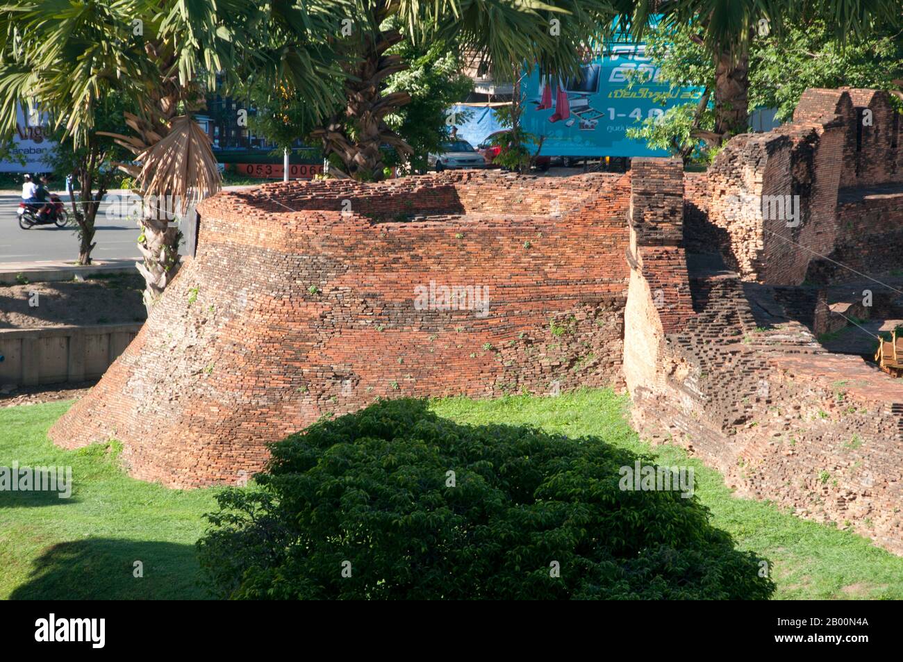 Thailandia: Bastione di Hua Rin (Jaeng Hua Rin) nell'angolo nord-occidentale, Chiang mai. Foto di David Henley. Chiang mai, a volte scritto come 'Chiengmai' o 'Chiangmai', è la città più grande e culturalmente significativa del nord della Thailandia, ed è la capitale della provincia di Chiang mai. Si trova a 700 km (435 mi) a nord di Bangkok, tra le montagne più alte del paese. La città si trova sul fiume Ping, un importante affluente del fiume Chao Phraya. Re Mengrai fondò la città di Chiang mai (che significa "nuova città") nel 1296, e succedette a Chiang Rai come capitale del regno Lanna. Foto Stock