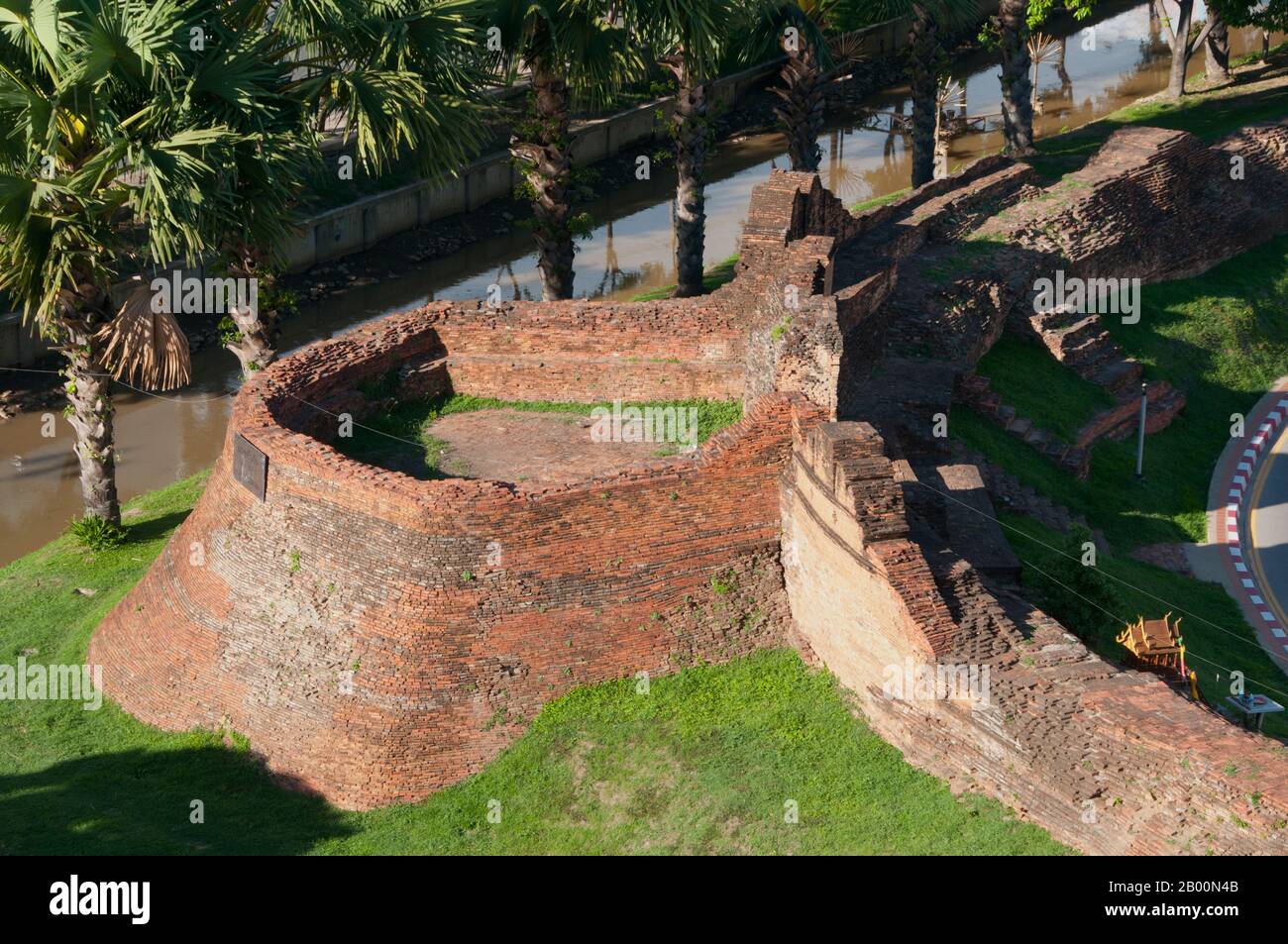 Thailandia: Bastione di Hua Rin (Jaeng Hua Rin) nell'angolo nord-occidentale, Chiang mai. Foto di David Henley. Chiang mai, a volte scritto come 'Chiengmai' o 'Chiangmai', è la città più grande e culturalmente significativa del nord della Thailandia, ed è la capitale della provincia di Chiang mai. Si trova a 700 km (435 mi) a nord di Bangkok, tra le montagne più alte del paese. La città si trova sul fiume Ping, un importante affluente del fiume Chao Phraya. Re Mengrai fondò la città di Chiang mai (che significa "nuova città") nel 1296, e succedette a Chiang Rai come capitale del regno Lanna. Foto Stock