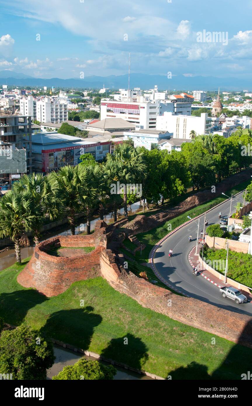 Thailandia: Bastione di Hua Rin (Jaeng Hua Rin) nell'angolo nord-occidentale, Chiang mai. Foto di David Henley. Chiang mai, a volte scritto come 'Chiengmai' o 'Chiangmai', è la città più grande e culturalmente significativa del nord della Thailandia, ed è la capitale della provincia di Chiang mai. Si trova a 700 km (435 mi) a nord di Bangkok, tra le montagne più alte del paese. La città si trova sul fiume Ping, un importante affluente del fiume Chao Phraya. Re Mengrai fondò la città di Chiang mai (che significa "nuova città") nel 1296, e succedette a Chiang Rai come capitale del regno Lanna. Foto Stock