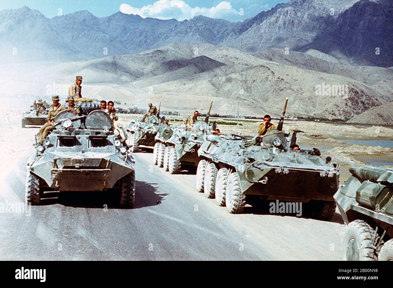 Afghanistan: Uscita delle truppe sovietiche dall'Afghanistan, 1988. Foto di Mikhail Evstafiev (licenza CC BY-SA 3.0). La guerra sovietica in Afghanistan è stata un conflitto di nove anni che ha coinvolto l’Unione Sovietica, sostenendo il governo marxista della Repubblica democratica dell’Afghanistan contro i mujahideen afghani indigeni e i volontari stranieri ‘arabo-afghani’. I mujahideen hanno trovato altri aiuti da varie fonti, tra cui Stati Uniti, Arabia Saudita, Regno Unito, Pakistan, Egitto, Cina e altre nazioni. La guerra afghana è diventata una guerra per procura nel più ampio contesto della fine della Guerra fredda. Foto Stock