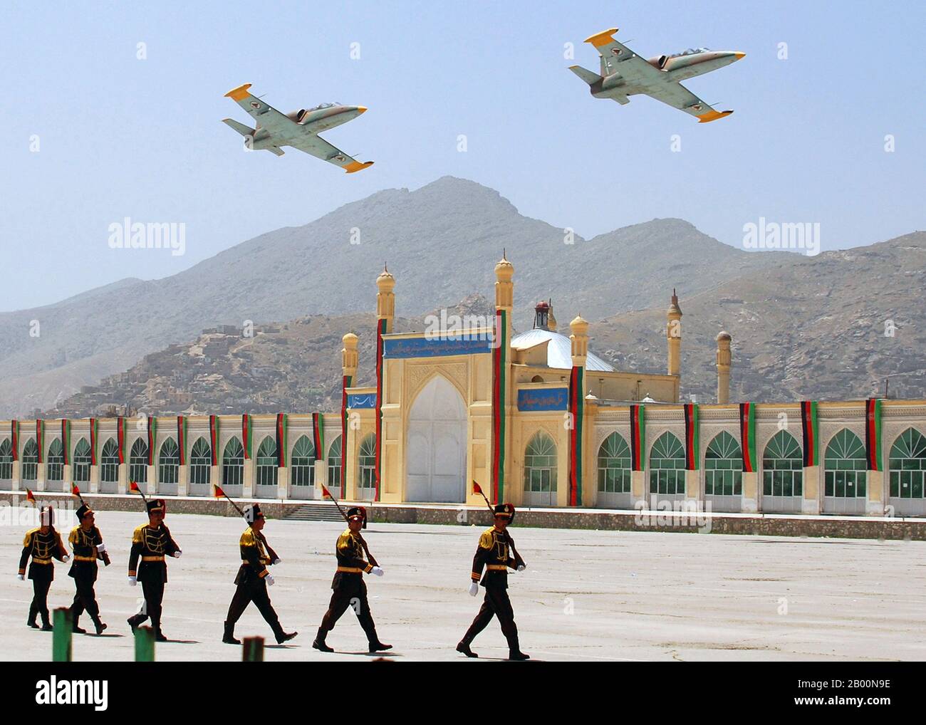 Afghanistan: I jet dell'aeronautica afghana passano in rassegna durante una parata commemorativa del 15° anniversario della vittoria dei Mujahideen. Questa occasione segna la cattura di Kabul dal regime comunista il 28 aprile 1992. Foto di David Votroubek, 2007. La guerra sovietica in Afghanistan è stata un conflitto di nove anni che ha coinvolto l’Unione Sovietica, sostenendo il governo marxista della Repubblica democratica dell’Afghanistan contro i mujahideen afghani indigeni e i volontari stranieri ‘arabo-afghani’. I mujahideen hanno trovato altri aiuti da diverse fonti, tra cui Stati Uniti, Arabia Saudita, Regno Unito e Cina. Foto Stock