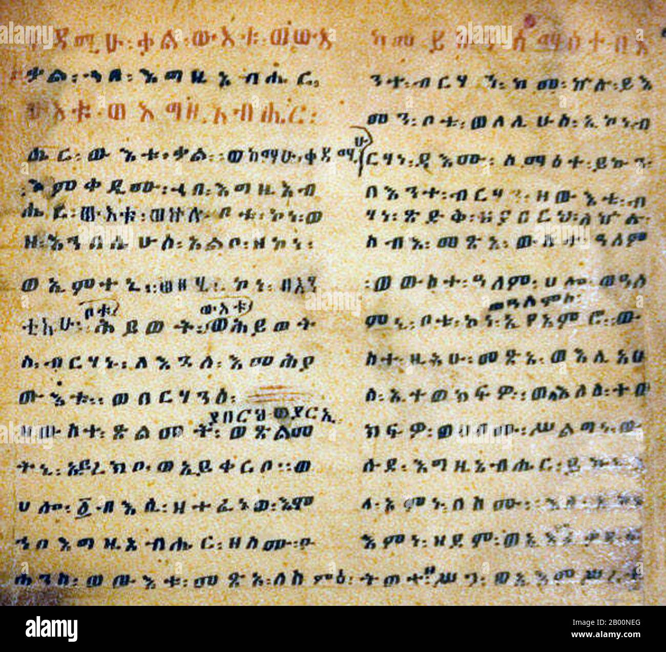 Etiopia: Script GE'ez, Eliza Codex, manoscritto biblico etiope, XVI secolo. GE'ez (anche traslitterato Gi'iz, e meno precisamente chiamato etiope) è un'antica lingua semitica del Sud che si è sviluppata nella regione settentrionale dell'Etiopia e nell'Eritrea meridionale nel Corno d'Africa. In seguito divenne la lingua ufficiale del regno di Aksum e della corte imperiale etiope. GE'ez è scritto con etiope o GE'ez abugida, uno script che è stato originariamente sviluppato specificamente per questo linguaggio. Nei linguaggi che lo usano, come Amharic e Tigrinya, lo script si chiama Fidäl. Foto Stock