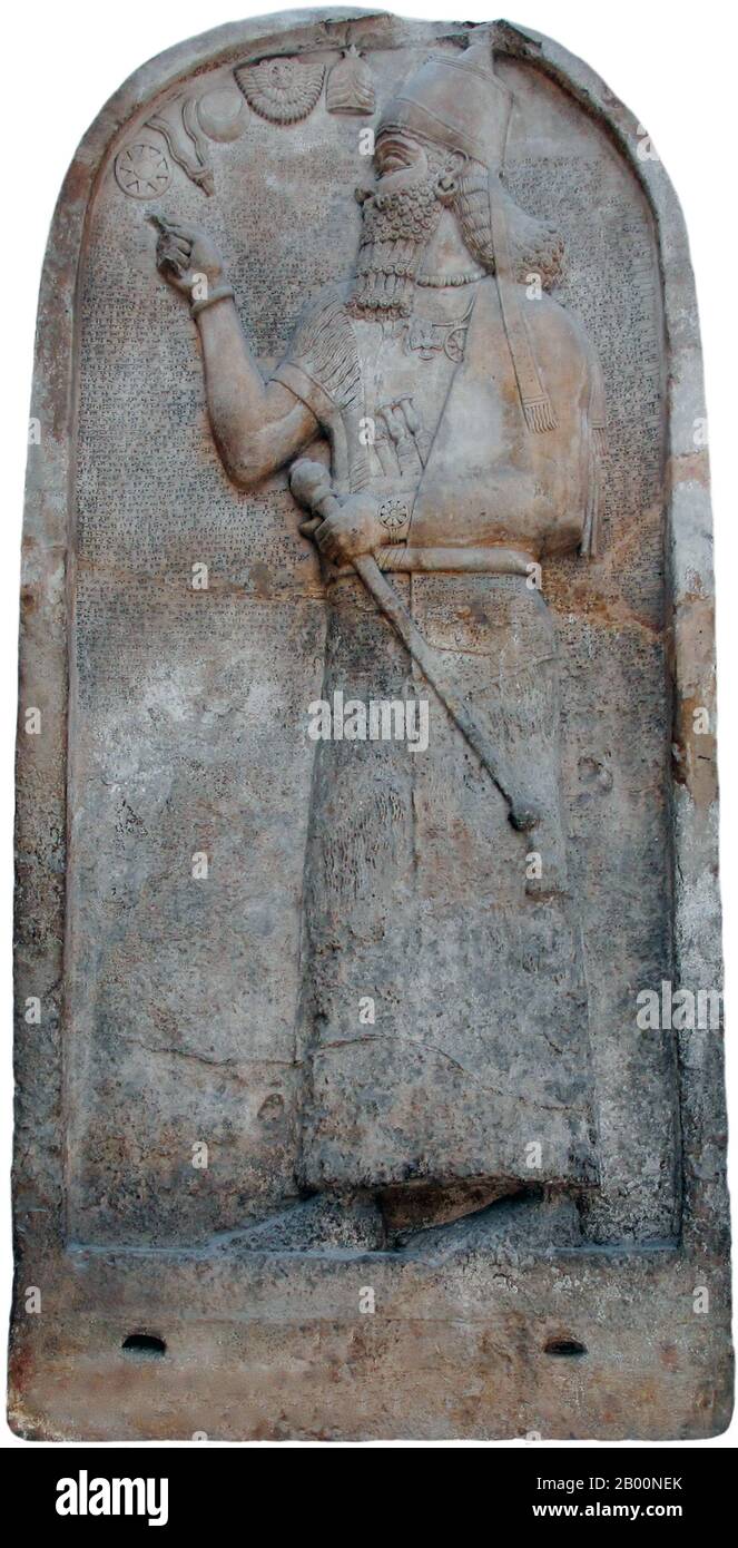 Iraq: Stele di pietra di Ashurnasirpal II, re di Nimrud 883–859 a.C. Re Ashurnasirpal II che regnò dal 883 al 859 a.C. costruì una nuova capitale a Nimrud. Nimrud è un'antica città assira situata a sud di Ninive sul fiume Tigris. Foto Stock