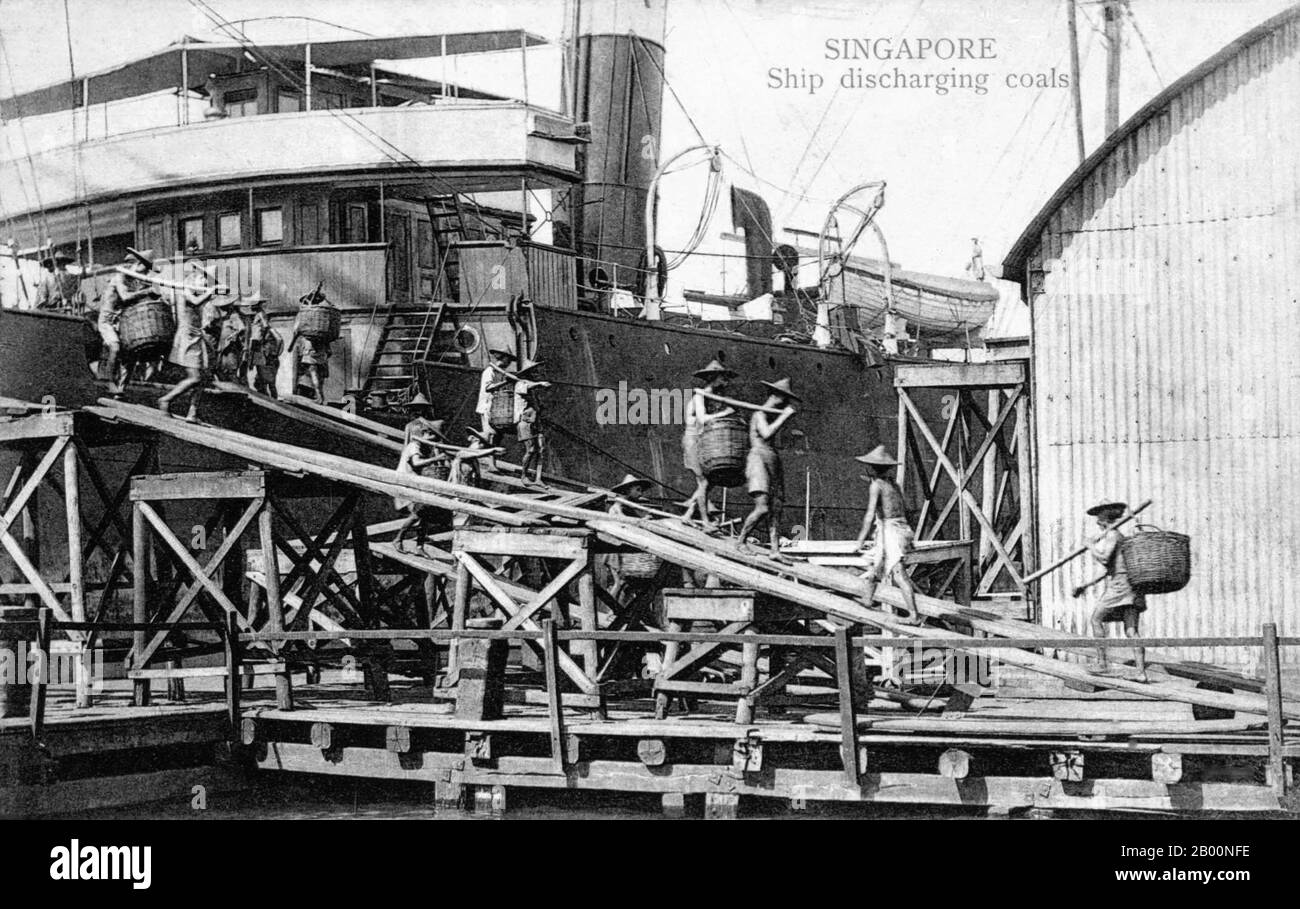 Singapore: Una nave che scarica carbone, cartolina, c.. 1900. Singapore ha ospitato un posto commerciale della East India Company nel 1819 con il permesso del Sultanato di Johor. Gli inglesi ottennero la sovranità sull'isola nel 1824 e Singapore divenne uno degli insediamenti degli stretti britannici nel 1826. Occupata dai giapponesi durante la seconda guerra mondiale, Singapore dichiarò l'indipendenza, unendosi ad altri ex territori britannici per formare la Malesia nel 1963, anche se fu separata dalla Malesia due anni dopo. Da allora ha avuto un massiccio aumento della ricchezza, ed è una delle quattro Tigri asiatiche. Foto Stock