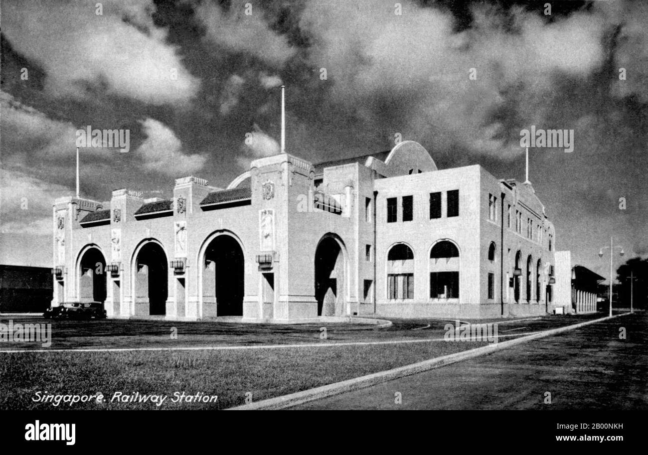 Singapore: Stazione ferroviaria di Singapore, c.. 1930. Singapore ha ospitato un posto commerciale della East India Company nel 1819 con il permesso del Sultanato di Johor. Gli inglesi ottennero la sovranità sull'isola nel 1824 e Singapore divenne uno degli insediamenti degli stretti britannici nel 1826. Occupata dai giapponesi durante la seconda guerra mondiale, Singapore dichiarò l'indipendenza, unendosi ad altri ex territori britannici per formare la Malesia nel 1963, anche se fu separata dalla Malesia due anni dopo. Da allora ha avuto un massiccio aumento della ricchezza, ed è una delle quattro Tigri asiatiche. Foto Stock