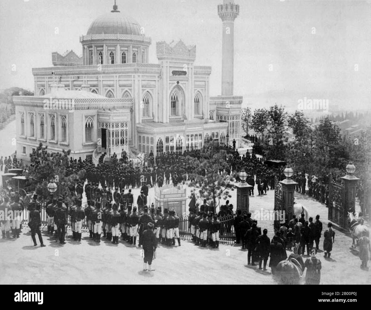 Turchia: Cerimonia ottomana alla Moschea Hamidiye nel distretto di Yildiz, Istanbul. Fotografia dei Fratelli Abdullah (fl. 1858-1900), c. 1890 la moschea di Yıldız Hamidiye, detta anche moschea di Yıldız (in turco: Yıldız Hamidiye Camii, Yıldız Camii), è una moschea imperiale ottomana situata nel quartiere di Yıldız Beşiktaş a Istanbul, in Turchia, sulla strada per il Palazzo di Yıldız. La moschea fu commissionata dal sultano Ottomano Abdul Hamid II e costruita tra il 1884 e il 1886. L'architettura della moschea è una combinazione di stile neogotico e classici motivi ottomani. Foto Stock