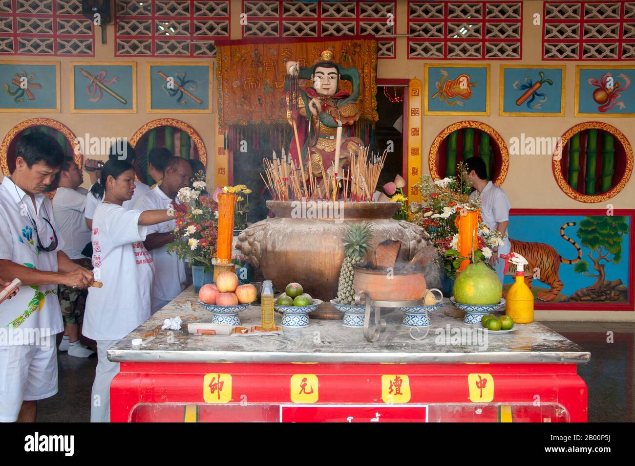 Thailandia: Un altare carico di frutta a San Chao Bang Niew (tempio taoista cinese), Phuket Vegetarian Festival. Il Festival vegetariano è un festival religioso che si tiene ogni anno sull'isola di Phuket, nel sud della Thailandia. Attrae folle di spettatori a causa di molti degli insoliti rituali religiosi che vengono eseguiti. Molti devoti religiosi si schianteranno di spade, perforeranno le loro guance con oggetti taglienti e commetteranno altri atti dolorosi. Foto Stock