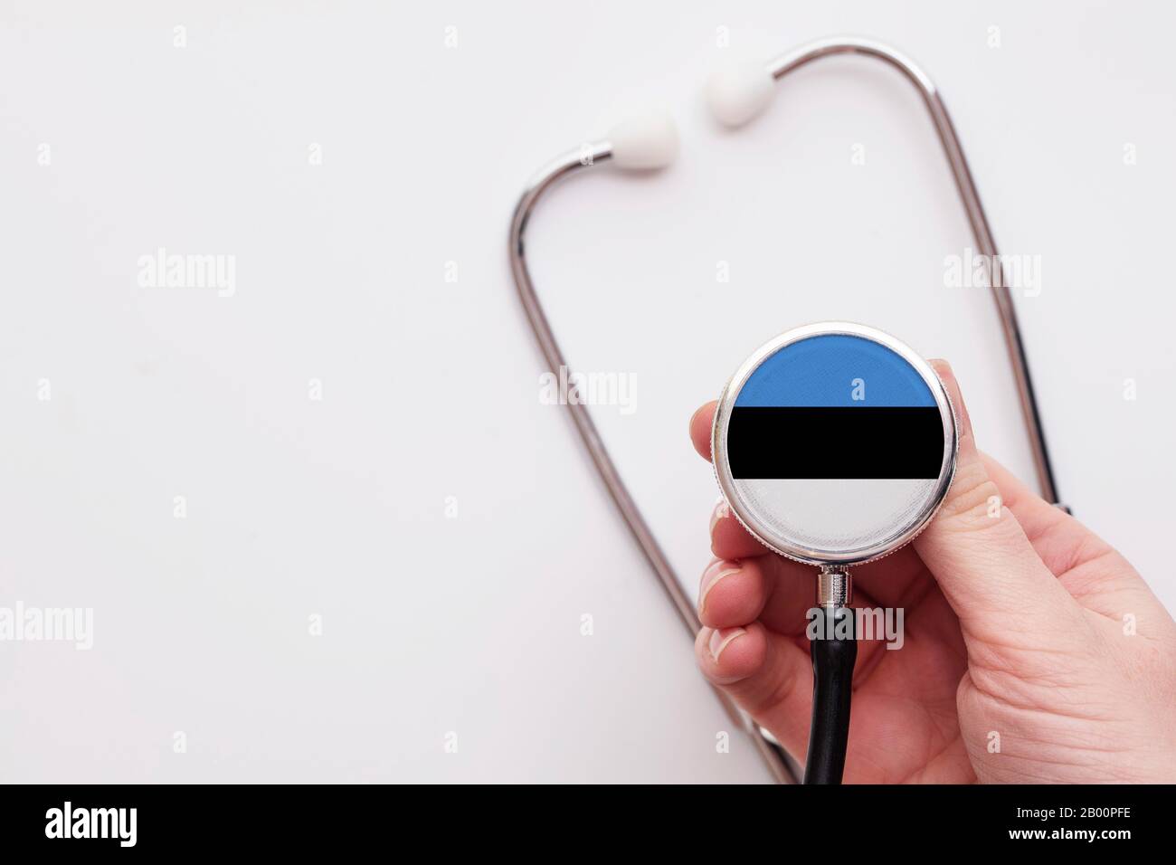 Concetto di assistenza sanitaria in Estonia. Medico che detiene uno stetoscopio medico. Foto Stock