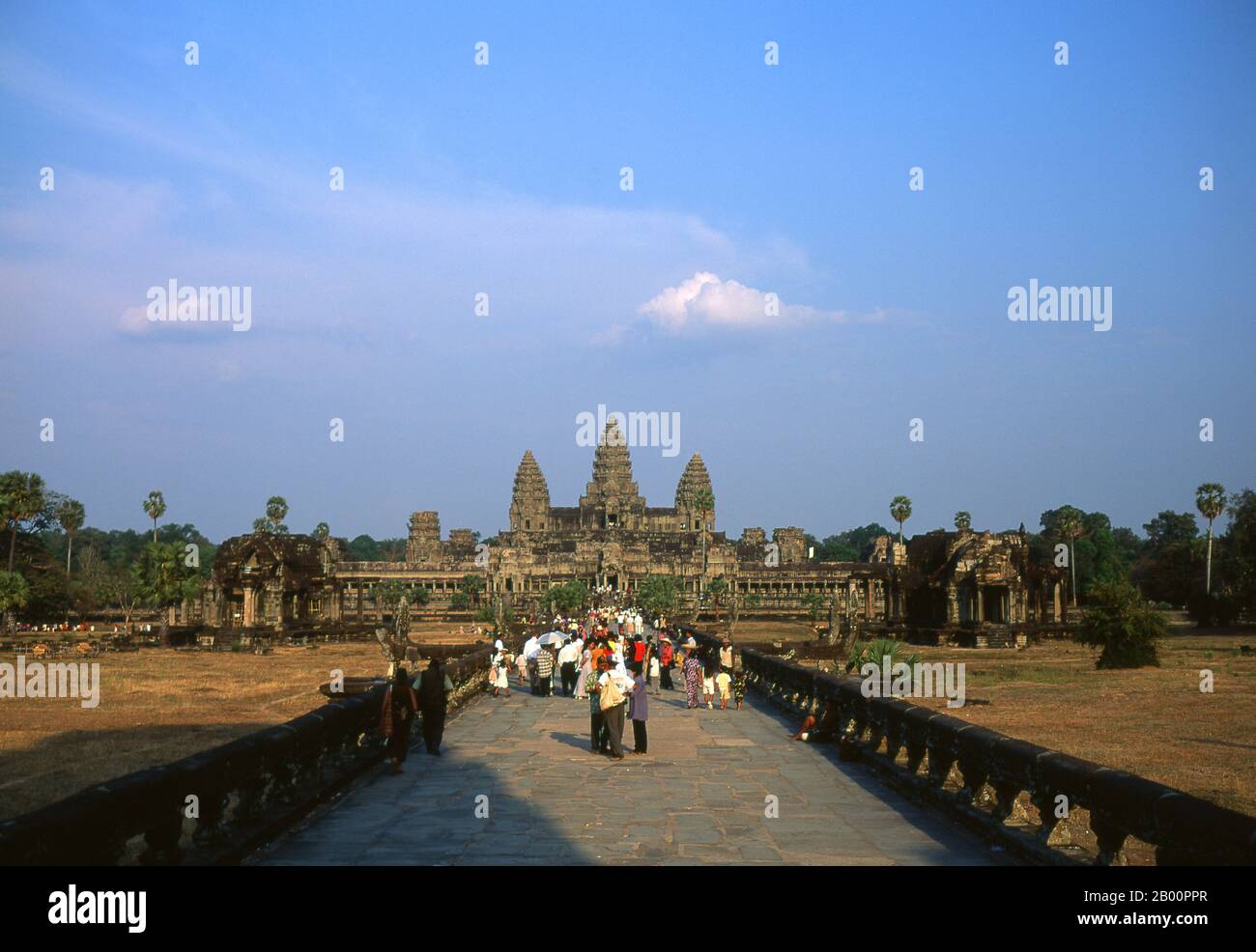 Cambogia: L'approccio occidentale a Angkor Wat. Angkor Wat fu costruito per il re Suryavarman II (governato dal 1113 al 50) all'inizio del XII secolo come tempio di stato e capitale. Come il tempio meglio conservato del sito di Angkor, è l'unico ad essere rimasto un centro religioso significativo sin dalla sua fondazione - prima indù, dedicato al dio Vishnu, poi buddista. E' il più grande edificio religioso del mondo. Il tempio è in cima allo stile classico dell'architettura Khmer. È diventato un simbolo della Cambogia, che appare sulla sua bandiera nazionale, ed è l'attrazione principale del paese. Foto Stock