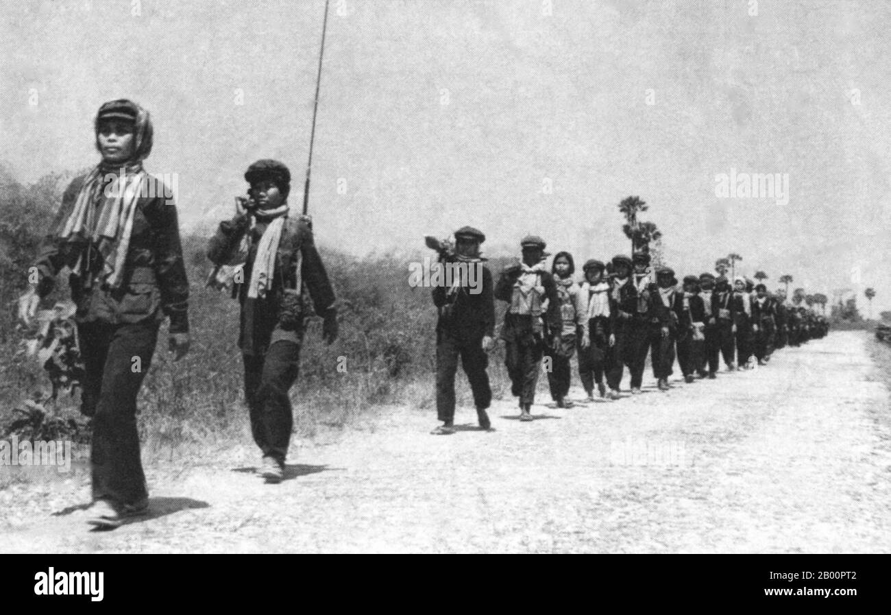 Cambogia: Un battaglione di donne Khmer Rouge il marzo, c.1974-1975. Questa immagine è stata usata sulle banconote dei Khmer Rossi stampate in Cina nel 1975 ma mai emesse. Foto Stock
