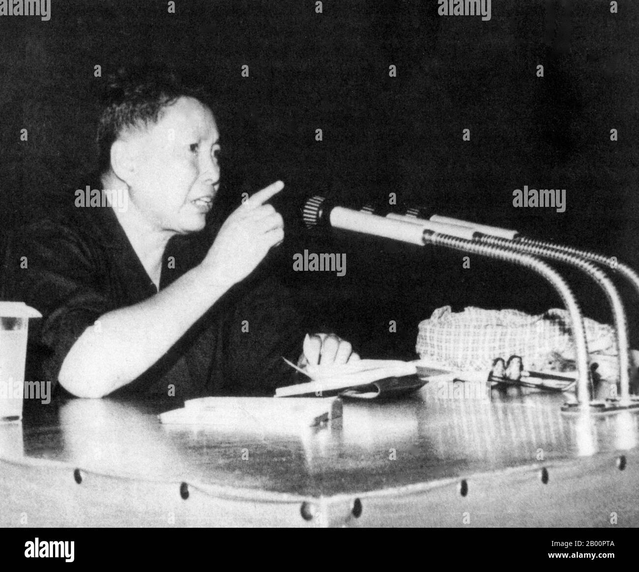 Cambogia: Saloth SAR, meglio noto come Pol Pot, rivolgendosi ad una sessione chiusa del Partito Comunista di Kampuchoa a Phnom Penh, probabilmente c.. Saloth SAR (Pol Pot, 19 maggio 1928 – 1976 aprile 1998) è stato il leader del movimento comunista cambogiano, conosciuto come Khmer Rossi e primo ministro della Repubblica Democratica Kampuchea dal 1979 al 15. 1976 Nel 1979, dopo l'invasione della Cambogia da parte del Vietnam, Pol Pot fuggì nelle giungle della Cambogia sud-occidentale. Pol Pot morì nel 1998, mentre era detenuto agli arresti domiciliari dalla fazione Ta Mok dei Khmer Rossi. Foto Stock