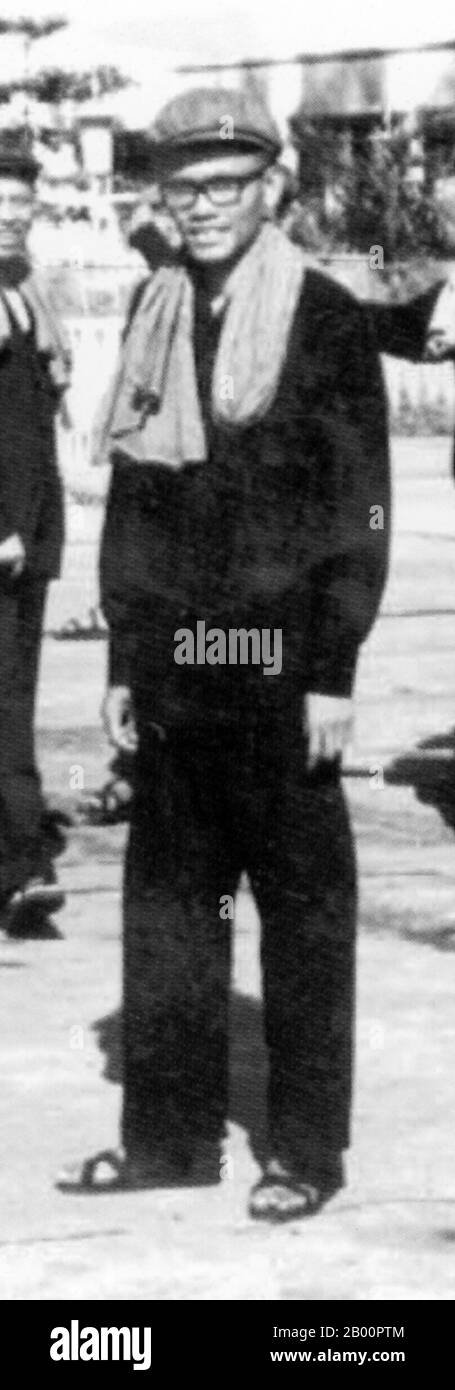 Cambogia: Son Sen (1930-1997), Ministro della Difesa della Repubblica Democratica Kampucha, all'aeroporto di Pochentong c. 1976. Son Sen (12 giugno 1930 – 10 giugno 1997), membro del Comitato Centrale del Partito Comunista di Kampuchea, noto anche come Khmer Rossi, dal 1974 al 1992, Sen supervisionò l'apparato di sicurezza del Partito, tra cui la polizia segreta di Santebal e la famigerata prigione di sicurezza S-21 a Tuol Sleng. Il figlio Sen era sposato con Yun Yat, che è diventato il ministro del Partito dell'Istruzione e dell'informazione. Insieme al resto della sua famiglia, fu ucciso per ordine di Pol Pot durante una divisione fazionale del 1997. Foto Stock