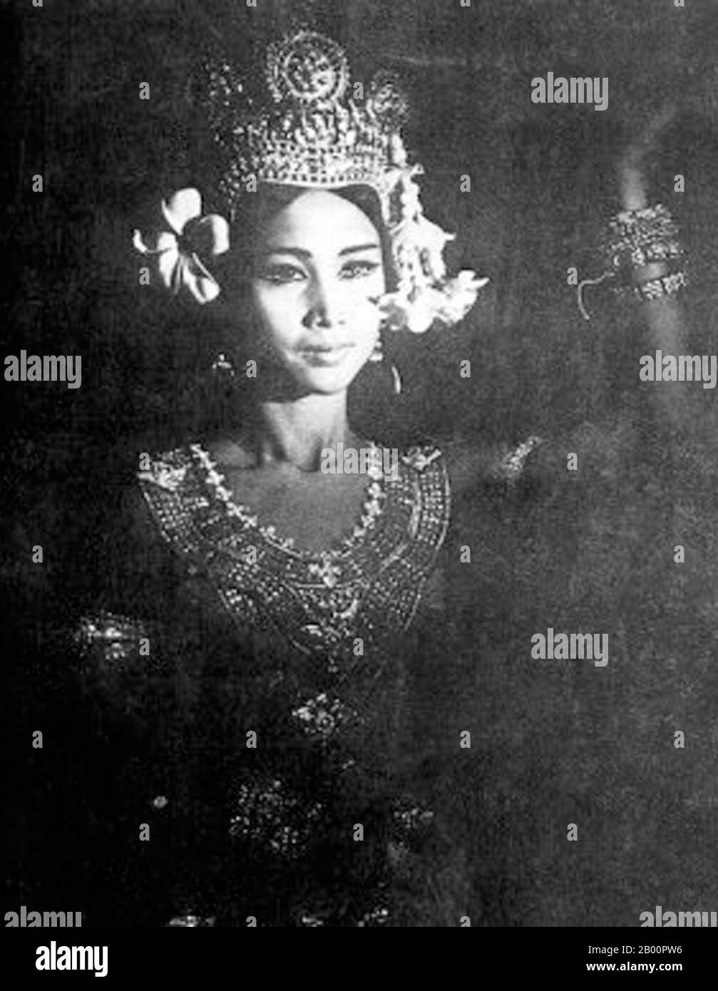 Cambogia: Principessa Norodom Bopha Devi di Cambogia è nata l'8 gennaio 1943 a Phnom Penh. È la figlia di Norodom Sihanouk e del defunto Neak Moneang Phat Kanthol. La principessa Bopha Devi è la sorella maggiore del principe Norodom Ranariddh e un fratello minore dell'attuale re di Cambogia, Norodom Sihamoni. Il suo titolo ufficiale è sua altezza reale Samdech Reach Botrei Preah Ream Norodom Bopha Devi. È principalmente conosciuta come prima ballerina del Balletto reale cambogiano e come il suo salvatore dopo che i Khmer Rossi tentarono di distruggere la forma d'arte (1975-79). Foto Stock