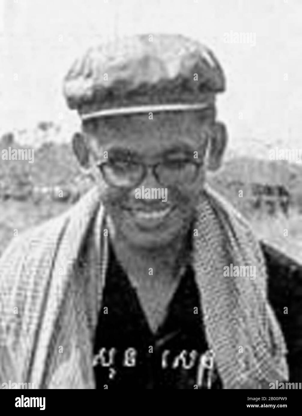 Cambogia: Son Sen (12 giugno 1930 – 10 giugno 1997), membro del Comitato Centrale del Partito Comunista di Kampuchea, noto anche come Khmer Rossi, dal 1974 al 1992, Sen supervisionò l'apparato di sicurezza del Partito, tra cui la polizia segreta di Santebal e la famigerata prigione di sicurezza S-21 a Tuol Sleng. Il figlio Sen era sposato con Yun Yat, che è diventato il ministro del Partito dell'Istruzione e dell'informazione. Insieme al resto della sua famiglia, fu ucciso per ordine di Pol Pot durante una divisione fazionale del 1997 nei Khmer Rossi ad Anlong Veng. Foto Stock