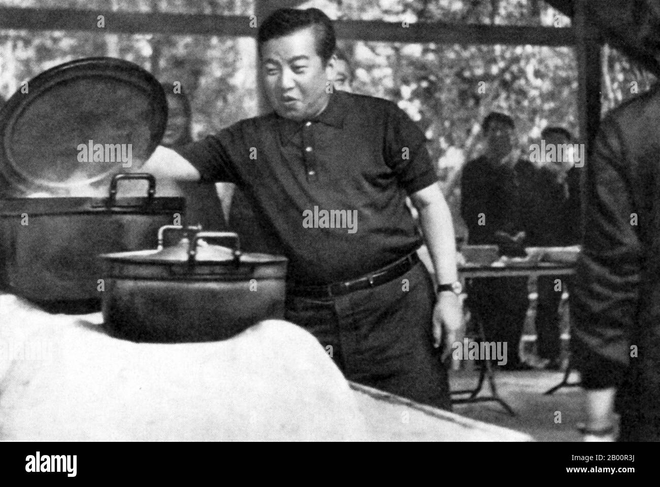 Cambogia: Il principe Norodom Sihanouk ispezionando una cucina di campo nella 'zona liberata' dei Khmer Rossi, aprile 1973. I lavoratori sono probabilmente Khmer Rouge cadre. Tra il 1970 e il 1975 Norodom Sihanouk fu nominalmente capo del governo reale dell'Unione Nazionale di Kampuchea, dominato dai Khmer Rossi (acronimo del GRUNK francese), l'opposizione alla Repubblica Khmer pro-americana di Lon Nol. Nel 1973 viaggiò da Pechino nella "zona liberata" dei Khmer Rossi della Cambogia per scopi propagandistici. Foto Stock