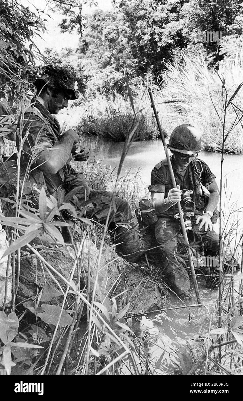 Cambogia: Sean Flynn (a sinistra) e Dana Stone (a destra), i fotogiornalisti americani credevano uccisi dai Khmer rossi nell'aprile 1970. I Khmer rossi, o Partito Comunista di Kampuchea, governarono la Cambogia dal 1975 al 1979, guidata da Pol Pot, Nuon Chea, IEng Sary, Son Sen e Khieu Samphan. Viene ricordato soprattutto per la sua brutalità e la politica di ingegneria sociale che ha provocato milioni di morti. I suoi tentativi di riforma agricola hanno portato a una diffusa carestia, mentre la sua insistenza sull'autosufficienza assoluta, anche nella fornitura di medicinali, ha portato alla morte di migliaia di persone per malattie curabili. Foto Stock