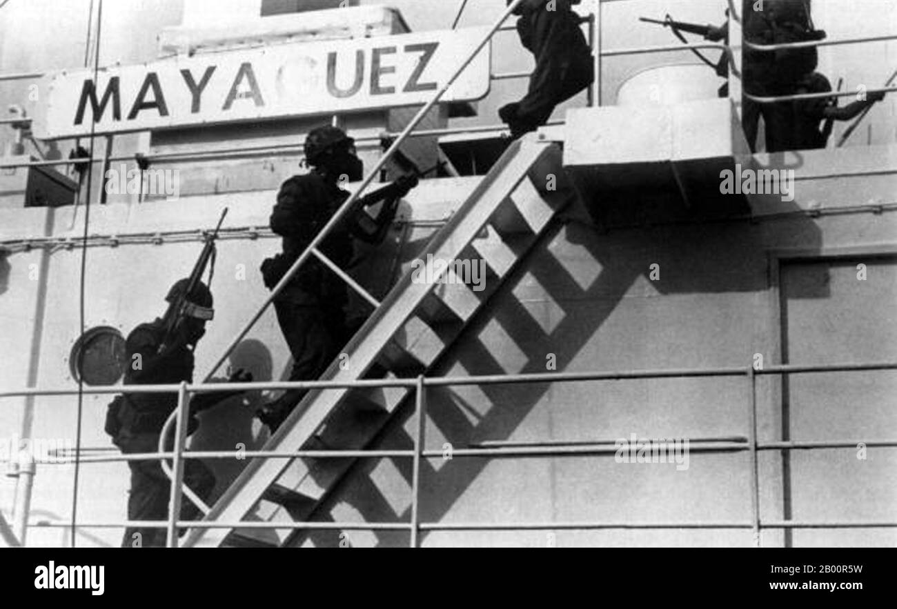 Cambogia: L'incidente di Mayaguez, 12-15 maggio 1975. I Marines DEGLI STATI UNITI salgono a bordo del Mayaguez. Il 12 maggio 1975, i Khmer Rossi sequestrarono la USS Mayaguez e il suo equipaggio nelle acque territoriali cambogiane mentre erano in rotta per la Thailandia. Gli Stati Uniti hanno lanciato per la prima volta una missione di salvataggio che si è conclusa in un disastro dopo che un elicottero si è schiantato. Un massiccio assalto è stato lanciato il 14-15 maggio e la maggior parte dell'equipaggio è stato salvato dall'isola di Koh Tang, ma non prima che entrambe le parti avevano perso oltre una dozzina di vittime. L'incidente di Mayaguez ha segnato l'ultimo coinvolgimento ufficiale degli Stati Uniti nella guerra del Vietnam. Foto Stock