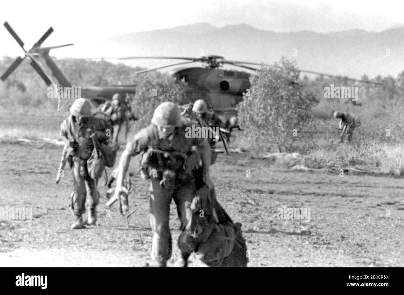 Cambogia: L'incidente di Mayaguez, 12-15 maggio 1975. Il 12 maggio 1975, i Khmer Rossi sequestrarono la USS Mayaguez e il suo equipaggio nelle acque territoriali cambogiane mentre erano in rotta per la Thailandia. Gli Stati Uniti hanno lanciato per la prima volta una missione di salvataggio che si è conclusa in un disastro dopo che un elicottero si è schiantato. Un massiccio assalto è stato lanciato il 14-15 maggio e la maggior parte dell'equipaggio è stato salvato dall'isola di Koh Tang, ma non prima che entrambe le parti avevano perso oltre una dozzina di vittime. L'incidente di Mayaguez ha segnato l'ultimo coinvolgimento ufficiale degli Stati Uniti nella guerra del Vietnam. È stato l'unico scontro registrato tra gli Stati Uniti e i Khmer Rossi Foto Stock