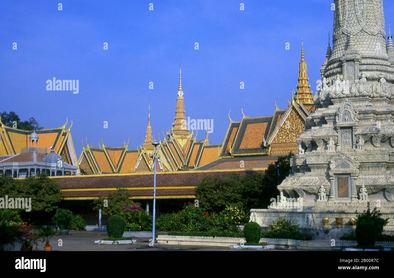 Cambogia: Il Palazzo reale e il complesso della Pagoda d'Argento, Phnom Penh. Il Palazzo reale (Preah Barum Reacha Veang nei Preah Reacheanachak Kampuchea) e la Pagoda d'Argento, a Phnom Penh, sono un complesso di edifici che serve come residenza reale del re di Cambogia. Il suo nome completo in lingua khmer è Preah Barom Reachea Veang Chaktomuk. I re di Cambogia lo hanno occupato da quando è stato costruito nel 1860, con un periodo di assenza quando il paese è entrato in agitazione durante e dopo il regno dei Khmer rossi. Foto Stock