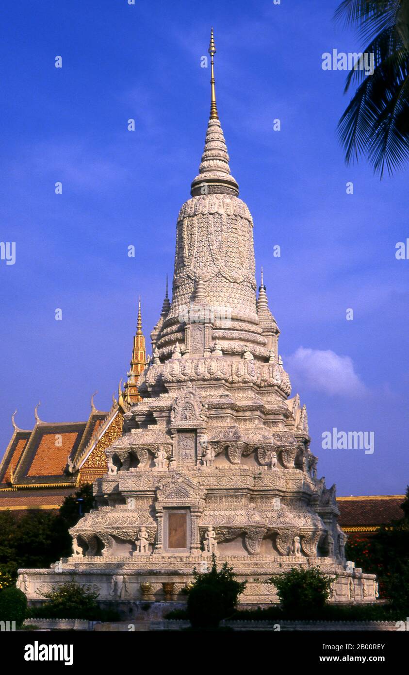 Cambogia: Chedi del re Norodoma, Palazzo reale e Pagoda d'Argento, Phnom Penh il Palazzo reale (Preah Barum Reacha Veang nei Preah Reacheanachak Kampuchea) e Pagoda d'Argento, a Phnom Penh, è un complesso di edifici che serve come residenza reale del re della Cambogia. Il suo nome completo in lingua khmer è Preah Barom Reachea Veang Chaktomuk. I re di Cambogia lo hanno occupato da quando è stato costruito nel 1860, con un periodo di assenza quando il paese è entrato in agitazione durante e dopo il regno dei Khmer rossi. Foto Stock