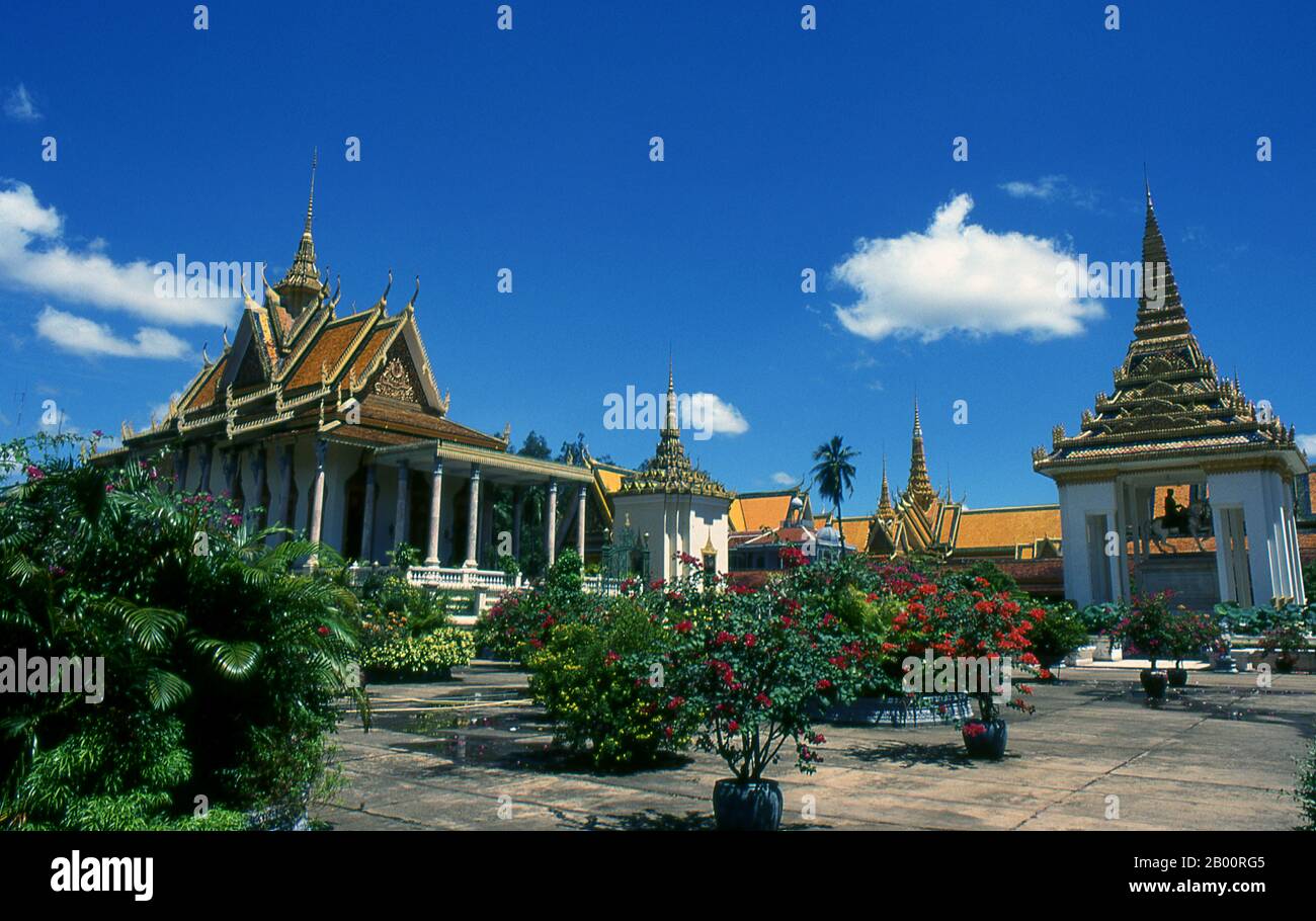 Cambogia: Wat Preah Keo Morokat (Pagoda d'Argento, Tempio del Buddha di Smeraldo) (a sinistra) con il Padiglione di Napoleone III e la Sala del Trono (a destra) sullo sfondo. Il Palazzo reale (Preah Barum Reacha Veang nei Preah Reacheanachak Kampuchea) e la Pagoda d'Argento, a Phnom Penh, sono un complesso di edifici che serve come residenza reale del re di Cambogia. Il suo nome completo in lingua khmer è Preah Barom Reachea Veang Chaktomuk. I re della Cambogia lo hanno occupato da quando è stato costruito nel 1860, con un periodo di assenza quando il paese è entrato in agitazione durante i Khmer rossi. Foto Stock