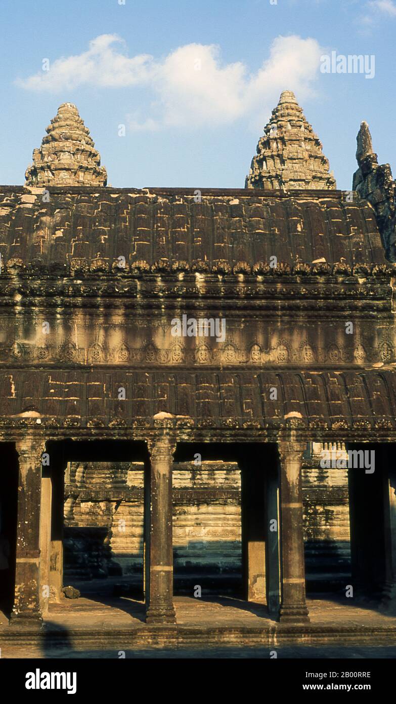 Cambogia: Chiostro circostante santuario centrale, Angkor Wat. Angkor Wat fu costruito per il re Suryavarman II (governato dal 1113 al 50) all'inizio del XII secolo come tempio di stato e capitale. Come il tempio meglio conservato del sito di Angkor, è l'unico ad essere rimasto un centro religioso significativo sin dalla sua fondazione - prima indù, dedicato al dio Vishnu, poi buddista. E' il più grande edificio religioso del mondo. Il tempio è in cima allo stile classico dell'architettura Khmer. È diventato un simbolo della Cambogia, che appare sulla sua bandiera nazionale. Foto Stock