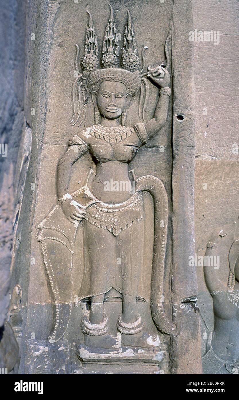 Cambogia: Apsaras (Nymph Celestiale) Adorn Angkor Wat. Angkor Wat fu costruito per il re Suryavarman II (governato dal 1113 al 50) all'inizio del XII secolo come tempio di stato e capitale. Come il tempio meglio conservato del sito di Angkor, è l'unico ad essere rimasto un centro religioso significativo sin dalla sua fondazione - prima indù, dedicato al dio Vishnu, poi buddista. E' il più grande edificio religioso del mondo. Il tempio è in cima allo stile classico dell'architettura Khmer. È diventato un simbolo della Cambogia, che appare sulla sua bandiera nazionale. Foto Stock