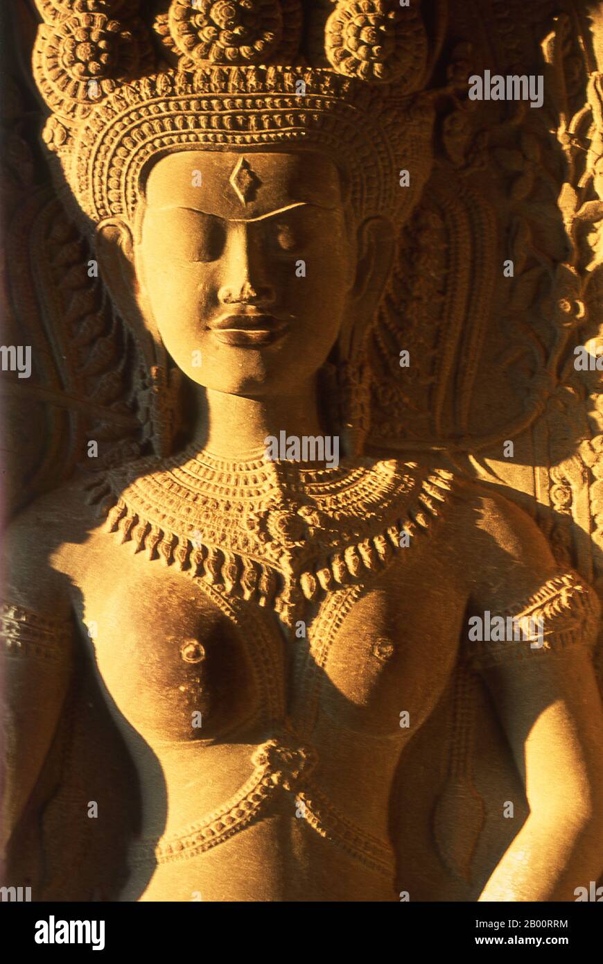 Cambogia: Apsaras (Nymph Celestiale) Adorn Angkor Wat. Angkor Wat fu costruito per il re Suryavarman II (governato dal 1113 al 50) all'inizio del XII secolo come tempio di stato e capitale. Come il tempio meglio conservato del sito di Angkor, è l'unico ad essere rimasto un centro religioso significativo sin dalla sua fondazione - prima indù, dedicato al dio Vishnu, poi buddista. E' il più grande edificio religioso del mondo. Il tempio è in cima allo stile classico dell'architettura Khmer. È diventato un simbolo della Cambogia, che appare sulla sua bandiera nazionale. Foto Stock
