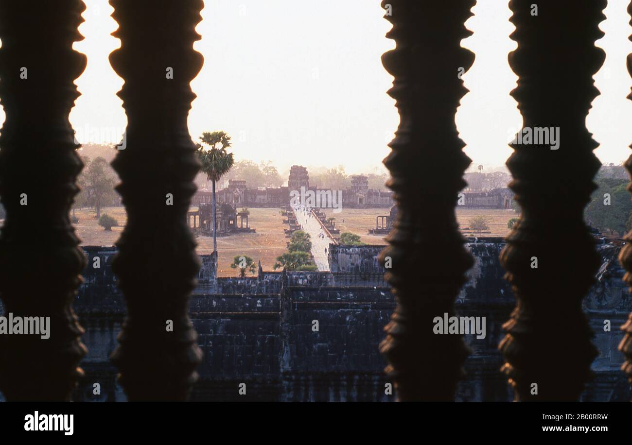 Cambogia: Tramonto sopra l'entrata occidentale a Angkor Wat. Angkor Wat fu costruito per il re Suryavarman II (governato dal 1113 al 50) all'inizio del XII secolo come tempio di stato e capitale. Come il tempio meglio conservato del sito di Angkor, è l'unico ad essere rimasto un centro religioso significativo sin dalla sua fondazione - prima indù, dedicato al dio Vishnu, poi buddista. E' il più grande edificio religioso del mondo. Il tempio è in cima allo stile classico dell'architettura Khmer. È diventato un simbolo della Cambogia, che appare sulla sua bandiera nazionale. Foto Stock