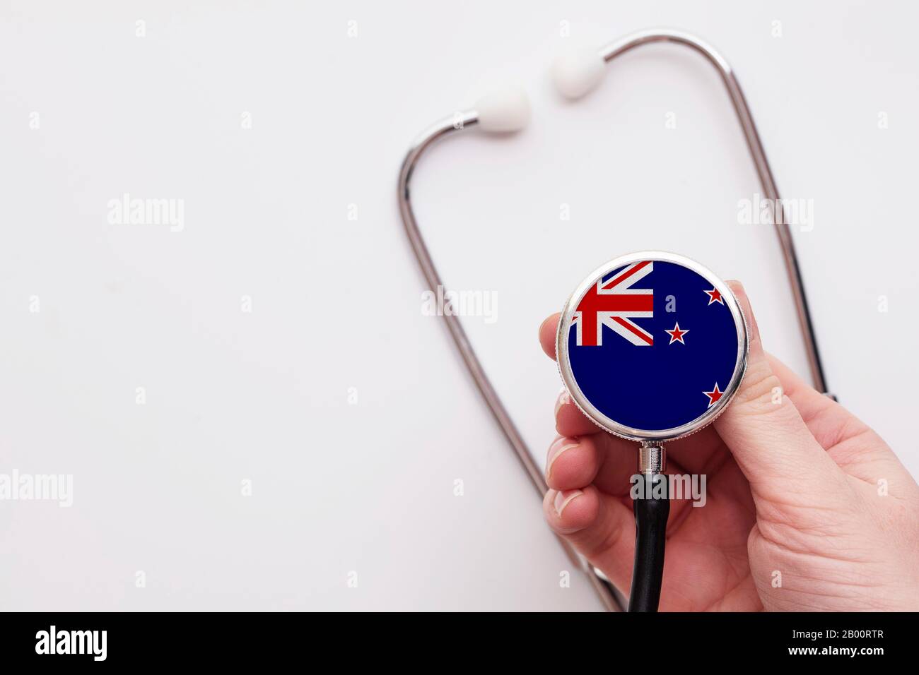 Concetto di assistenza sanitaria neozelandese. Medico che detiene uno stetoscopio medico. Foto Stock