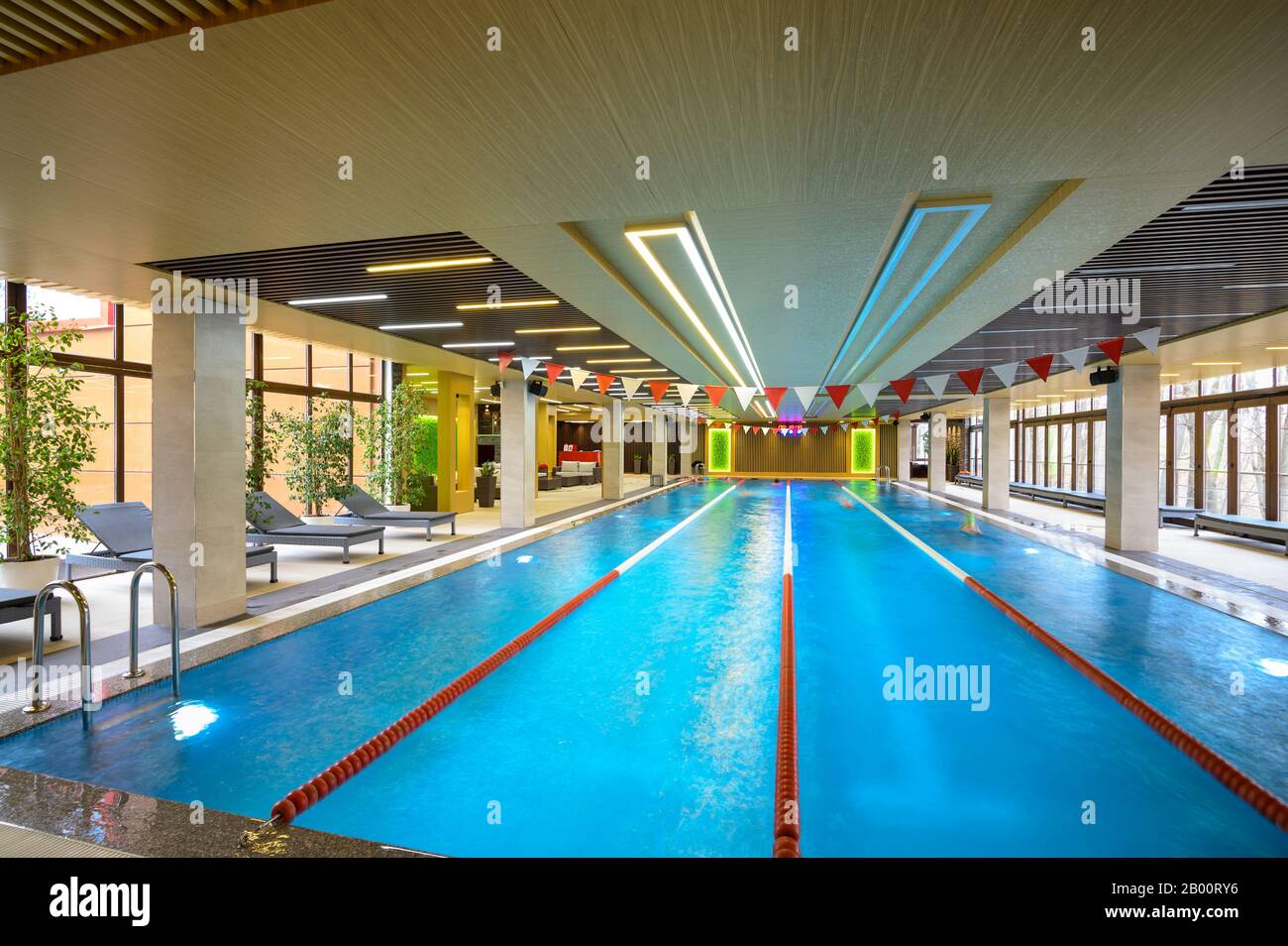 Lussuosa piscina interna sportiva con interni a corsie Foto Stock