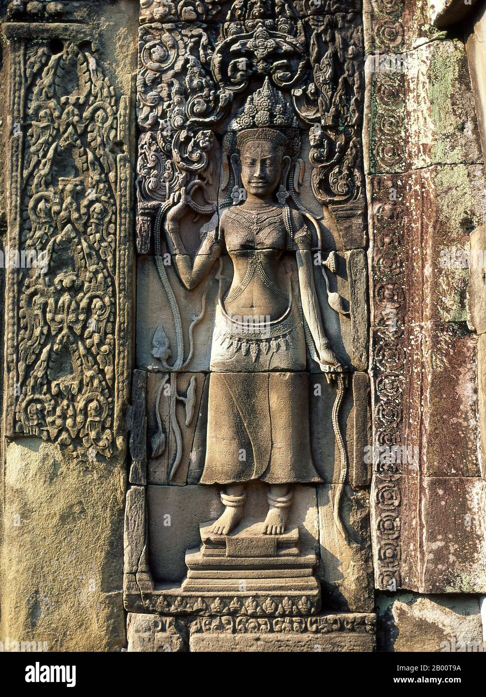 Cambogia: Apsara (Nymph Celestiale), il Bayon, Angkor Thom. Angkor Thom si trova ad un miglio a nord di Angkor Wat. Fu costruito nel tardo 12 ° secolo dal re Jayavarman VII, e copre un'area di 9 km², all'interno del quale si trovano diversi monumenti di epoche precedenti, nonché quelli stabiliti da Jayavarman e i suoi successori. Si ritiene che abbia sostenuto una popolazione di 80,000-150,000 persone. Al centro della città si trova il tempio di stato di Jayavarman, il Bayon, con gli altri siti principali raggruppati intorno alla Piazza della Vittoria immediatamente a nord. Foto Stock