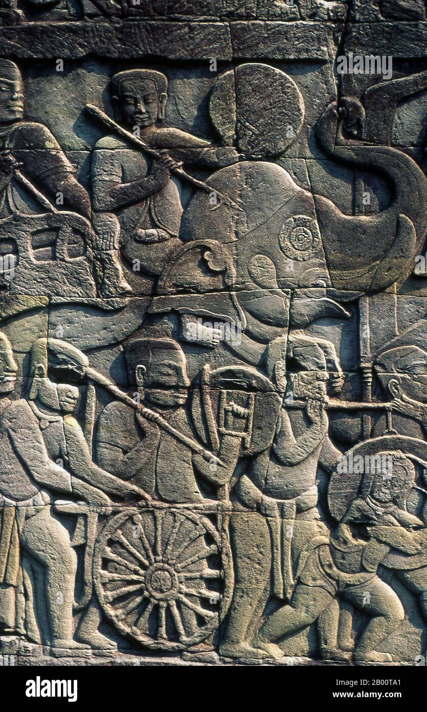 Cambogia: Guerrieri Khmer ed elefante di guerra, bassorilievo, il Bayon, Angkor Thom. Il Bayon era originariamente il tempio ufficiale di stato del re buddista Mahayana Jayavarman VII Il Bayon, al centro di Angkor Thom (Grande Città), è stato istituito nel 12 ° secolo dal re Jayavarman VII Angkor Thom, che significa ‘la Grande Città’, si trova a un miglio a nord di Angkor Wat. Fu costruito nel tardo XII secolo d.C. da Re Jayavarman VII, e copre un'area di 9 km², all'interno della quale si trovano diversi monumenti di epoche precedenti così come quelli stabiliti da Jayavarman e i suoi successori. Foto Stock