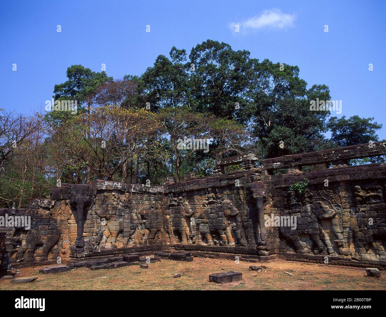 Cambogia: La Terrazza degli Elefanti, Angkor Thom. La Terrazza degli Elefanti fu usata dal re Jayavarman VII per rivedere il suo esercito vittorioso. Angkor Thom, che significa ‘la Grande Città’, si trova a un miglio a nord di Angkor Wat. Fu costruito nel tardo 12 ° secolo dal re Jayavarman VII, e copre un'area di 9 km², all'interno del quale si trovano diversi monumenti di epoche precedenti, nonché quelli stabiliti da Jayavarman e i suoi successori. Si ritiene che abbia sostenuto una popolazione di 80,000-150,000 persone. Foto Stock