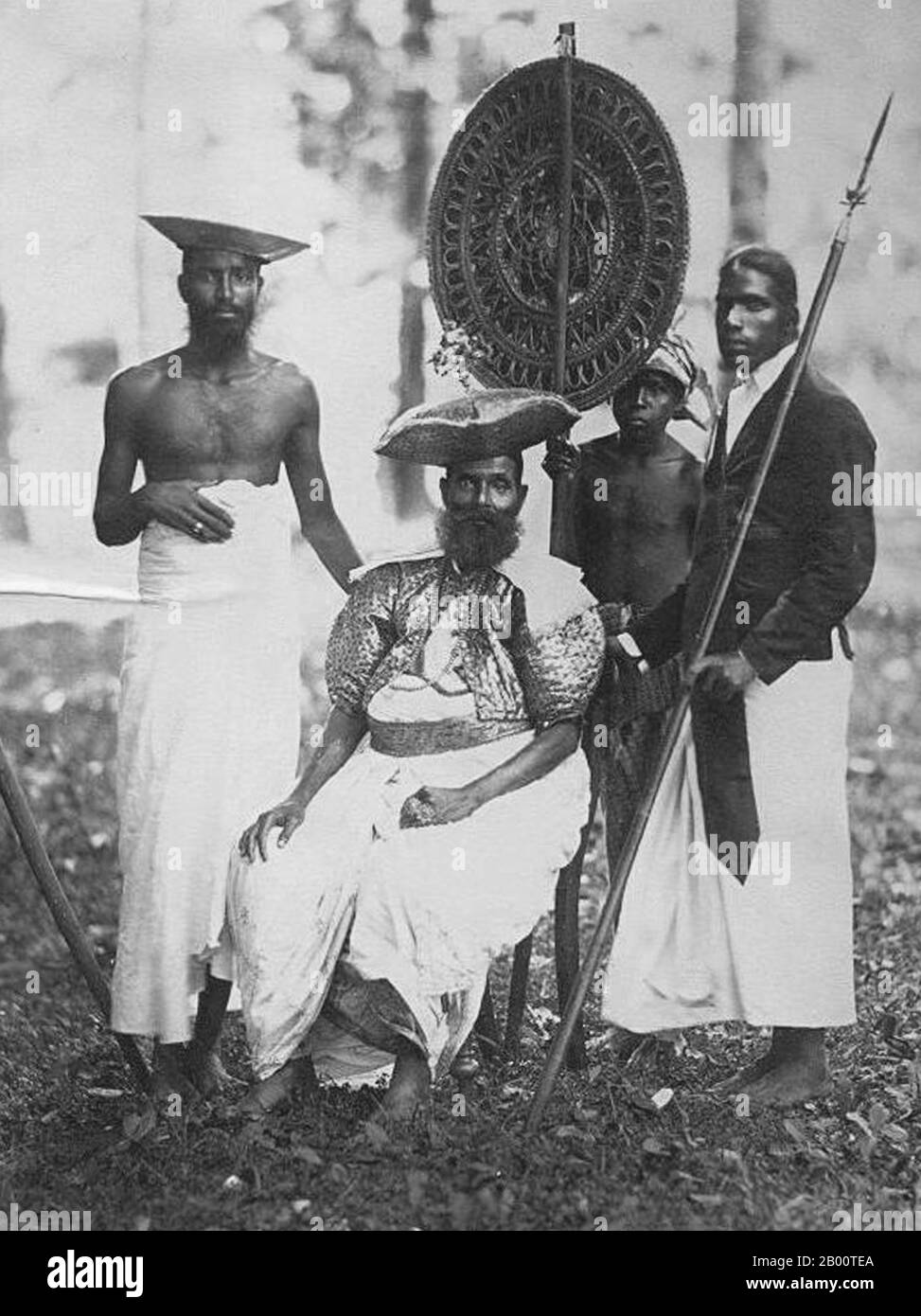 Sri Lanka: Il capo di Gambola, insieme a tre fermi. Foto di Charles T. Scowen (1852-1948), c. 1880. Nel 1592 Kandy divenne la capitale dell'ultimo regno indipendente rimasto nello Sri Lanka dopo che le regioni costiere erano state conquistate dai portoghesi. Kandy rimase indipendente fino all'inizio del XIX secolo. Nella seconda guerra del Kandyan, gli inglesi non incontrarono resistenza e raggiunsero la città il 10 febbraio 1815. Il 2 marzo 1815 fu firmato un trattato noto come Convenzione di Kandyan tra gli inglesi e i Radalas (aristocratici di Kandyan), con Kandy che divenne un protettorato britannico. Foto Stock