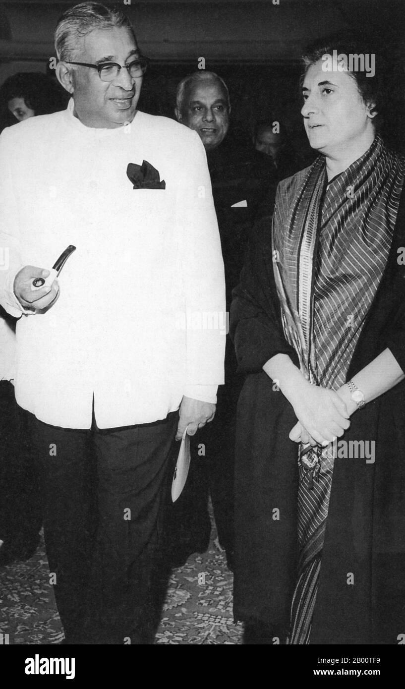 Sri Lanka: Dudley Senanayake, primo ministro di Ceylon, con Indira Gandhi, primo ministro dell'India, c. Dudley Shelton Senanayake (1911 – 1973 – 1968) è stato un politico singalese dello Sri Lanka che è diventato il secondo primo ministro di Ceylon e che è poi diventato primo ministro in altre due occasioni negli anni cinquanta e sessanta. Indira Priyadarshini Gandhi (19 novembre 1917 – 31 ottobre 1984) è stato il primo ministro indiano per tre mandati consecutivi dal 1966 al 1977 e per un quarto mandato dal 1980 fino al suo assassinio nel 1984, per un totale di 15 anni. Finora è l'unica donna del primo ministro dell'India. Foto Stock