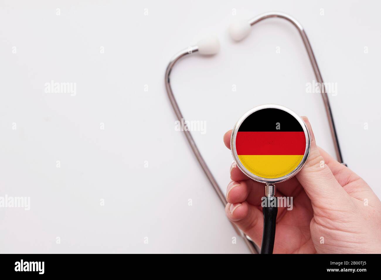 Concetto di assistenza sanitaria in Germania. Medico che detiene uno stetoscopio medico. Foto Stock
