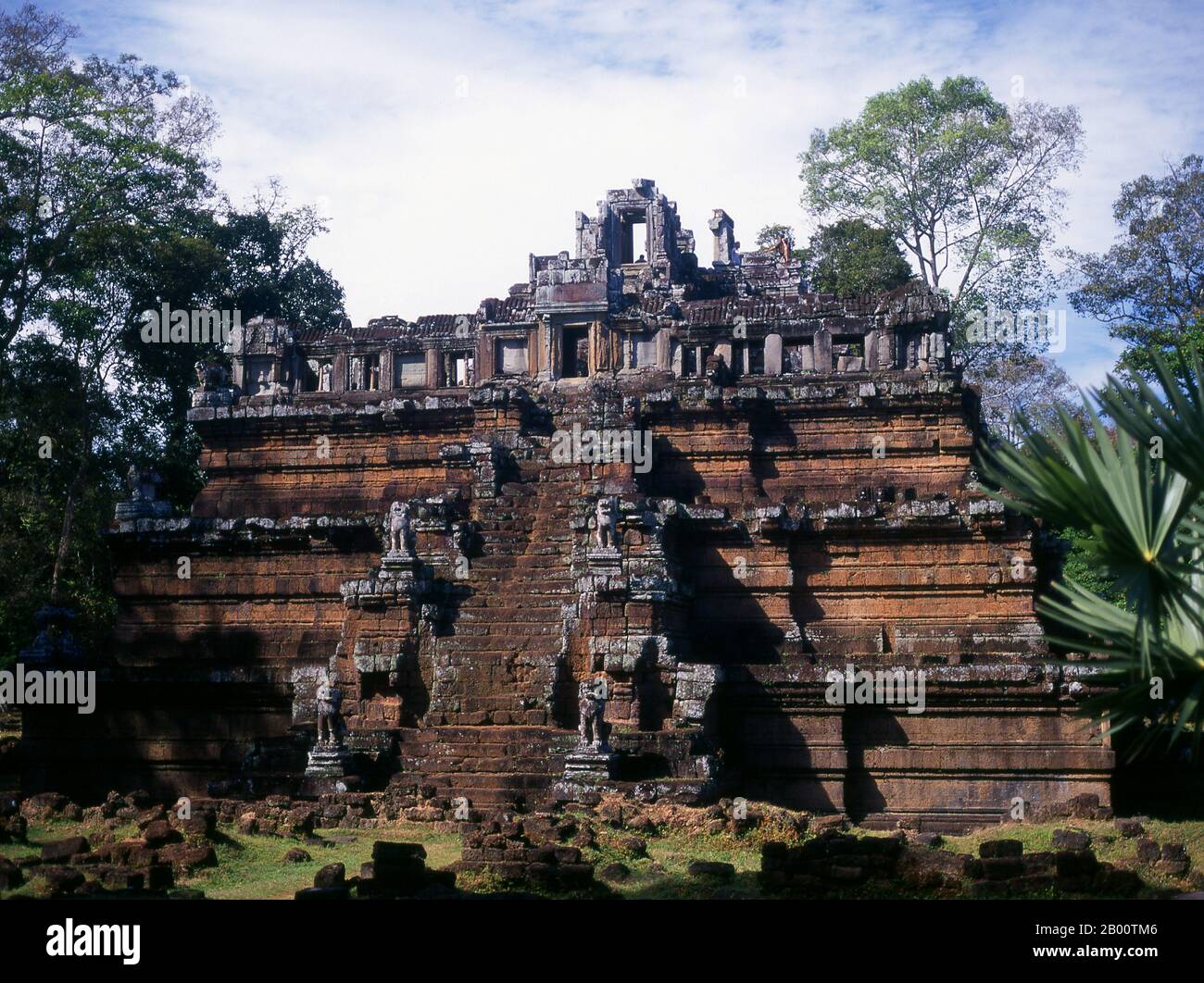 Cambogia: Phimeanakas e il Palazzo reale, Angkor Thom. Phimeanakas, all'interno di Angkor Thom, è stato costruito alla fine del 10th ° secolo dal re Rajendravarman e poi ricostruito da Suryavarman II Angkor Thom, che significa “la Grande Città”, si trova a un miglio a nord di Angkor Wat. Fu costruito alla fine del 12th ° secolo d.C. dal re Jayavarman VII, e copre un'area di 9 km², all'interno del quale si trovano diversi monumenti di epoche precedenti, così come quelli stabiliti da Jayavarman e i suoi successori. Si ritiene che abbia sostenuto una popolazione di 80.000-150.000 persone. Foto Stock