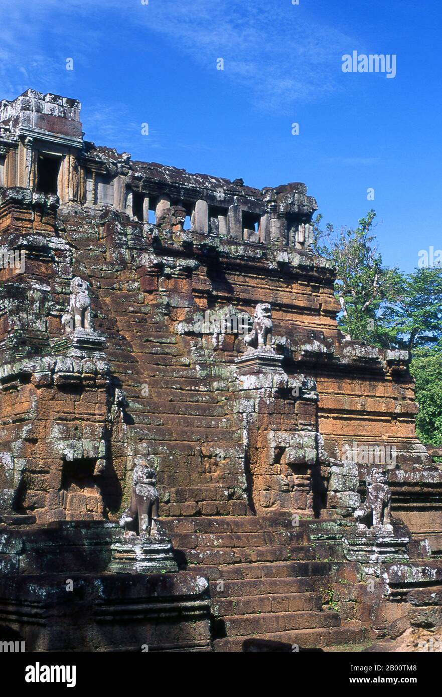 Cambogia: Phimeanakas e il Palazzo reale, Angkor Thom. Phimeanakas, all'interno di Angkor Thom, è stato costruito alla fine del 10th ° secolo dal re Rajendravarman e poi ricostruito da Suryavarman II Angkor Thom, che significa “la Grande Città”, si trova a un miglio a nord di Angkor Wat. Fu costruito alla fine del 12th ° secolo d.C. dal re Jayavarman VII, e copre un'area di 9 km², all'interno del quale si trovano diversi monumenti di epoche precedenti, così come quelli stabiliti da Jayavarman e i suoi successori. Si ritiene che abbia sostenuto una popolazione di 80.000-150.000 persone. Foto Stock