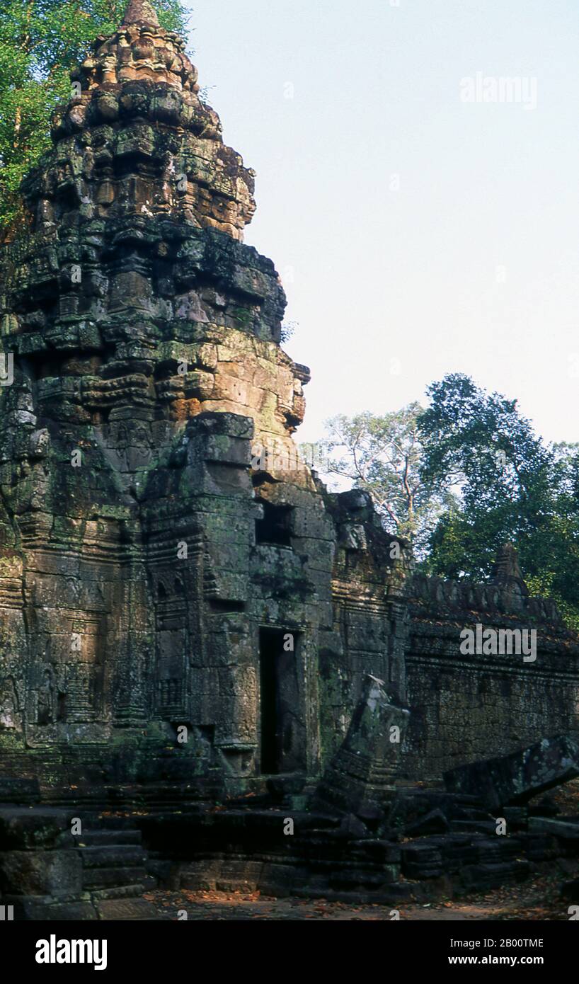 Cambogia: Gopura orientale, Preah Khan, Angkor. Preah Khan (Tempio della Spada Sacra) è stato costruito nel tardo 12 ° secolo (1191) da Jayavarman VII e si trova appena a nord di Angkor Thom. Il tempio fu costruito sul luogo della vittoria di Jayavarman VII sui Cham invasori nel 1191. Era il centro di un'organizzazione consistente, con quasi 100,000 funzionari e funzionari. Fu un'università buddista alla volta. La divinità primaria del tempio è il boddhisatva Avalokiteshvara sotto forma di padre di Jayavarman. Foto Stock