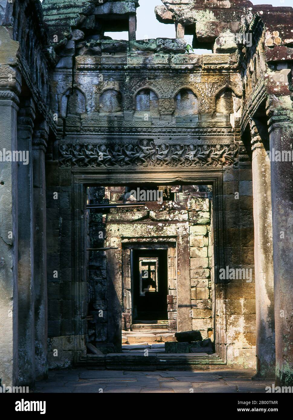 Cambogia: Sala dei ballerini, Preah Khan, Angkor. Preah Khan (Tempio della Sacra spada) è stato costruito nel tardo 12th ° secolo (1191) da Jayavarman VII ed è situato a nord di Angkor Thom. Il tempio fu costruito sul luogo della vittoria di Jayavarman VII sui Chams invasori nel 1191. Era il centro di una grande organizzazione, con quasi 100.000 funzionari e funzionari. In un tempo era un'università buddista. La divinità primaria del tempio è la boddhisatva Avalokiteshvara, nella forma del padre di Jayavarman. Foto Stock