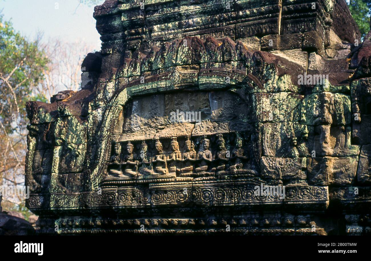 Cambogia: Lintel, Preah Khan, Angkor. Preah Khan (Tempio della Spada Sacra) è stato costruito nel tardo 12 ° secolo (1191) da Jayavarman VII e si trova appena a nord di Angkor Thom. Il tempio fu costruito sul luogo della vittoria di Jayavarman VII sui Cham invasori nel 1191. Era il centro di un'organizzazione consistente, con quasi 100,000 funzionari e funzionari. Fu un'università buddista alla volta. La divinità primaria del tempio è il boddhisatva Avalokiteshvara sotto forma di padre di Jayavarman. Foto Stock