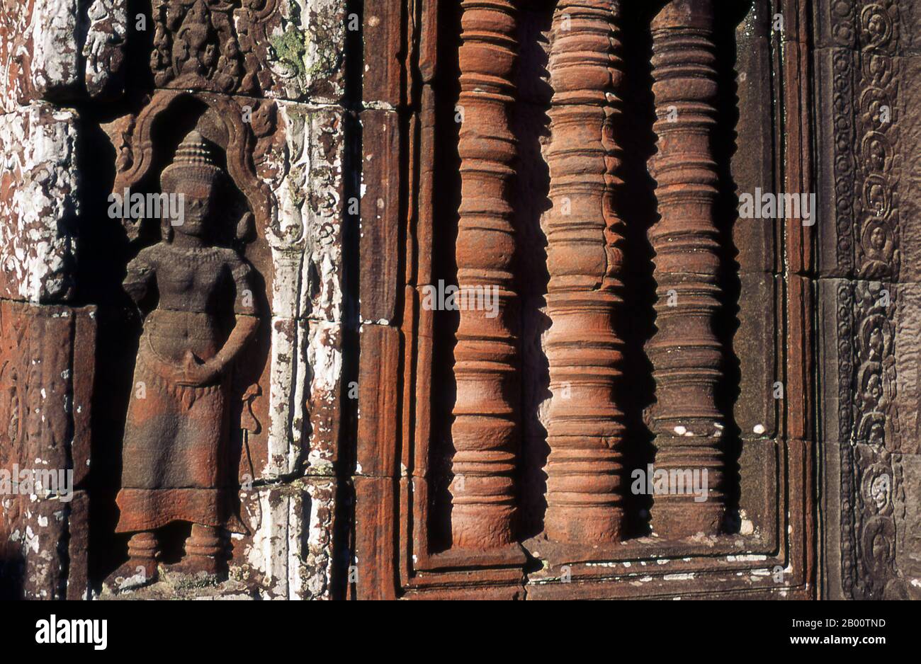 Cambogia: Apsara (ninfa celestiale) e calusters, Preah Khan, Angkor. Preah Khan (Tempio della Spada Sacra) è stato costruito nel tardo 12 ° secolo (1191) da Jayavarman VII e si trova appena a nord di Angkor Thom. Il tempio fu costruito sul luogo della vittoria di Jayavarman VII sui Cham invasori nel 1191. Era il centro di un'organizzazione consistente, con quasi 100,000 funzionari e funzionari. Fu un'università buddista alla volta. La divinità primaria del tempio è il boddhisatva Avalokiteshvara sotto forma di padre di Jayavarman. Foto Stock